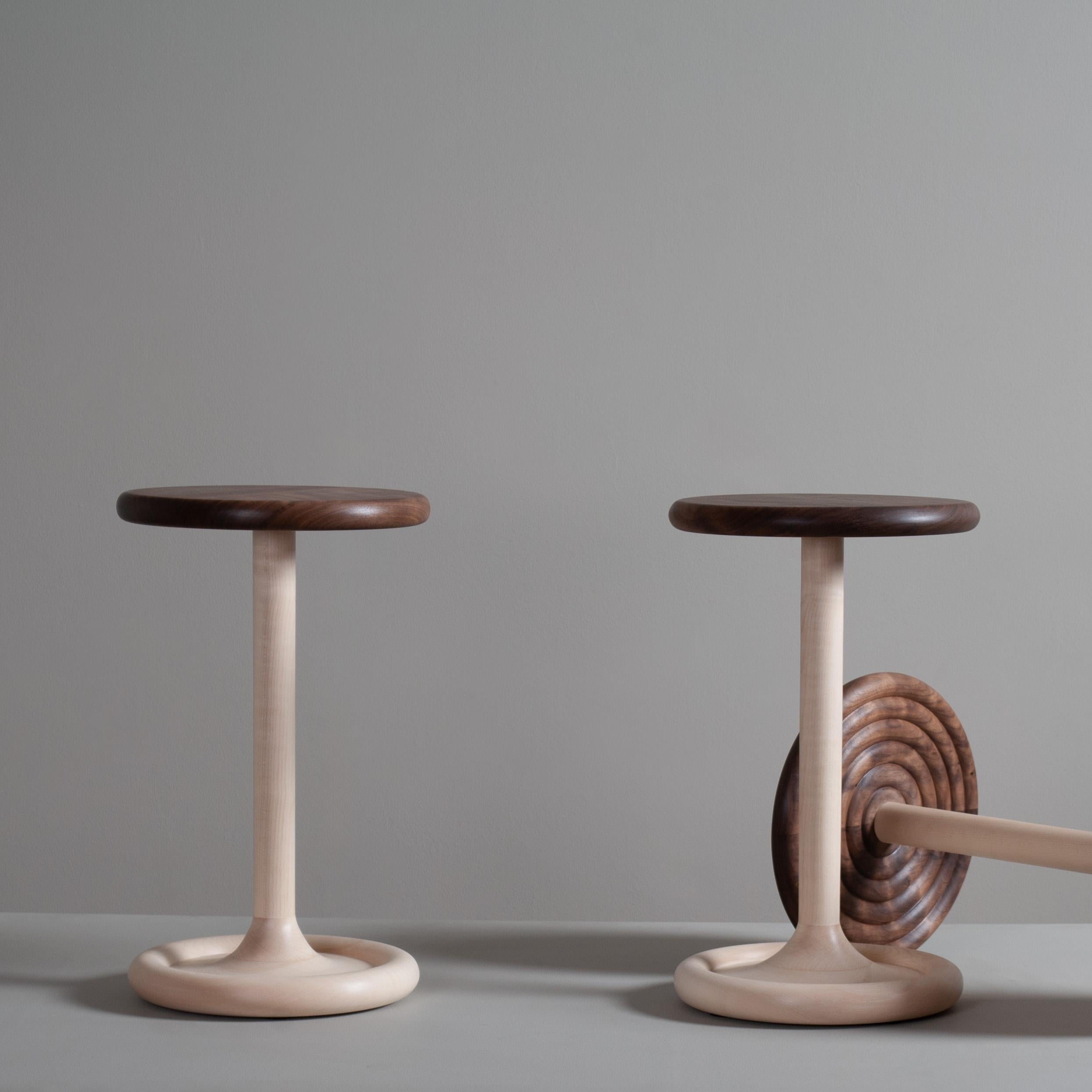 Table à boire d'appoint anglaise artisanale, noyer et sycomore Neuf - En vente à London, GB