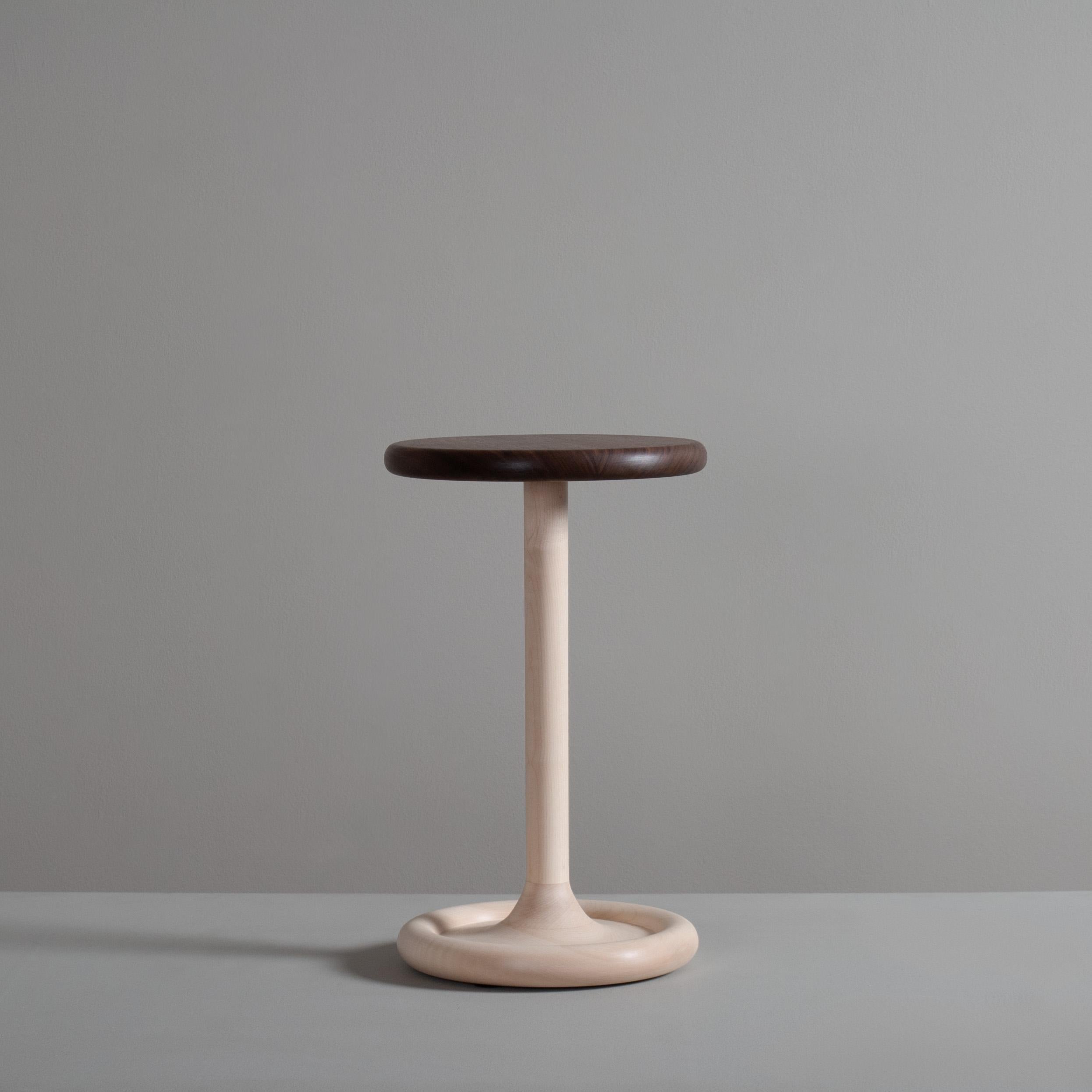 XXIe siècle et contemporain Table à boire d'appoint anglaise artisanale, noyer et sycomore en vente