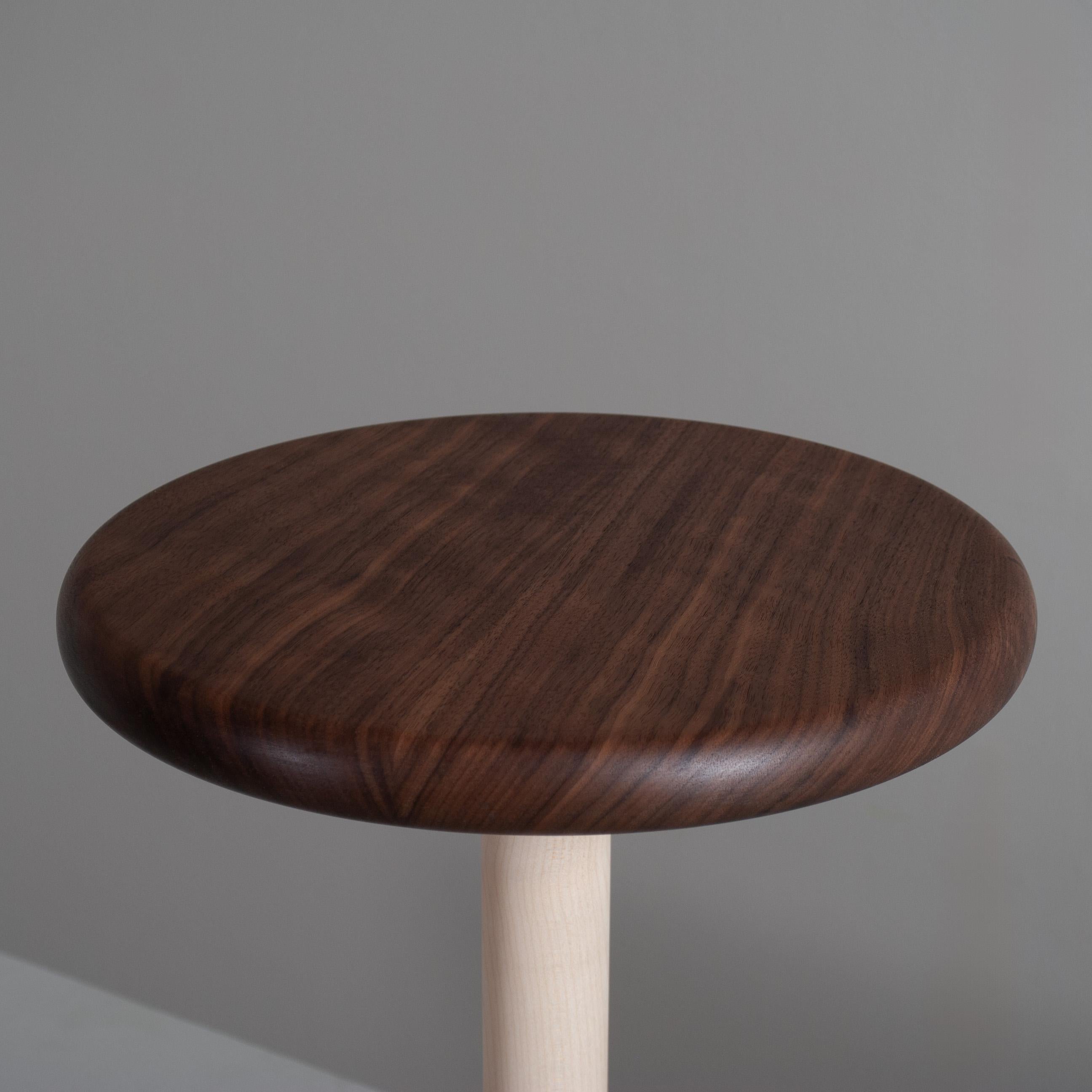 Érable Table à boire d'appoint anglaise artisanale, noyer et sycomore en vente