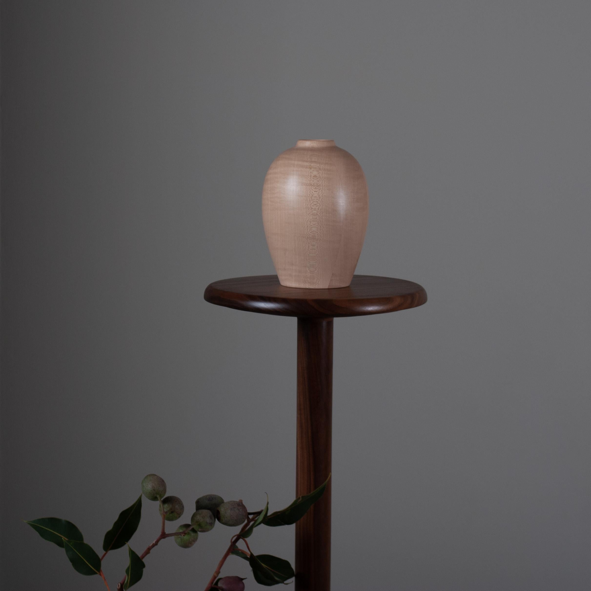 Vaso per fiori secchi in sicomoro inglese tornito e lavorato a mano.
Questi pezzi sono realizzati a mano in Inghilterra e portano i segni evidenti e tattili del lavoro degli artigiani.

Progettiamo mobili e accessori di grande personalità: il nostro