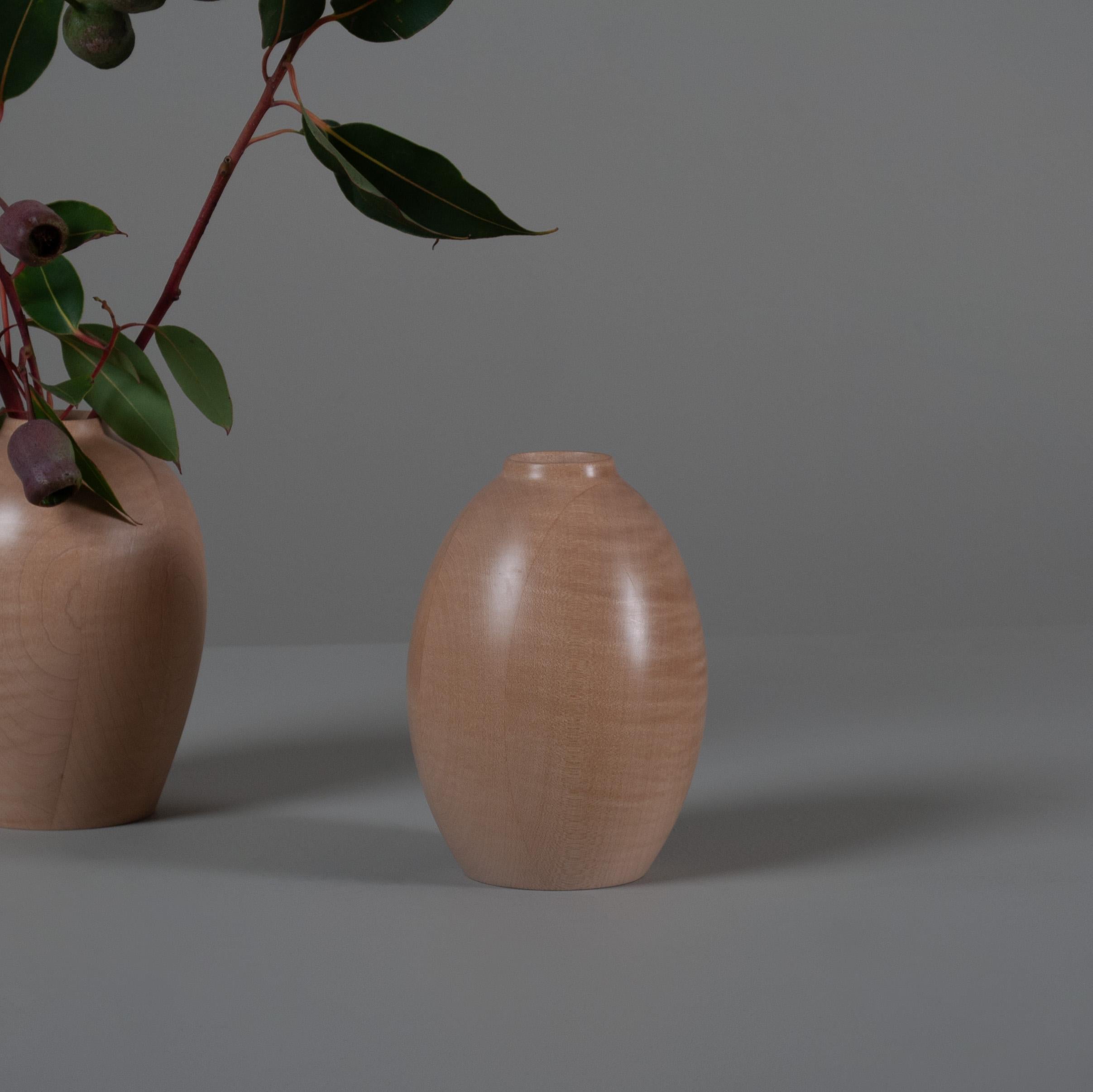 Moderno Vaso di sicomoro inglese fatto a mano in vendita