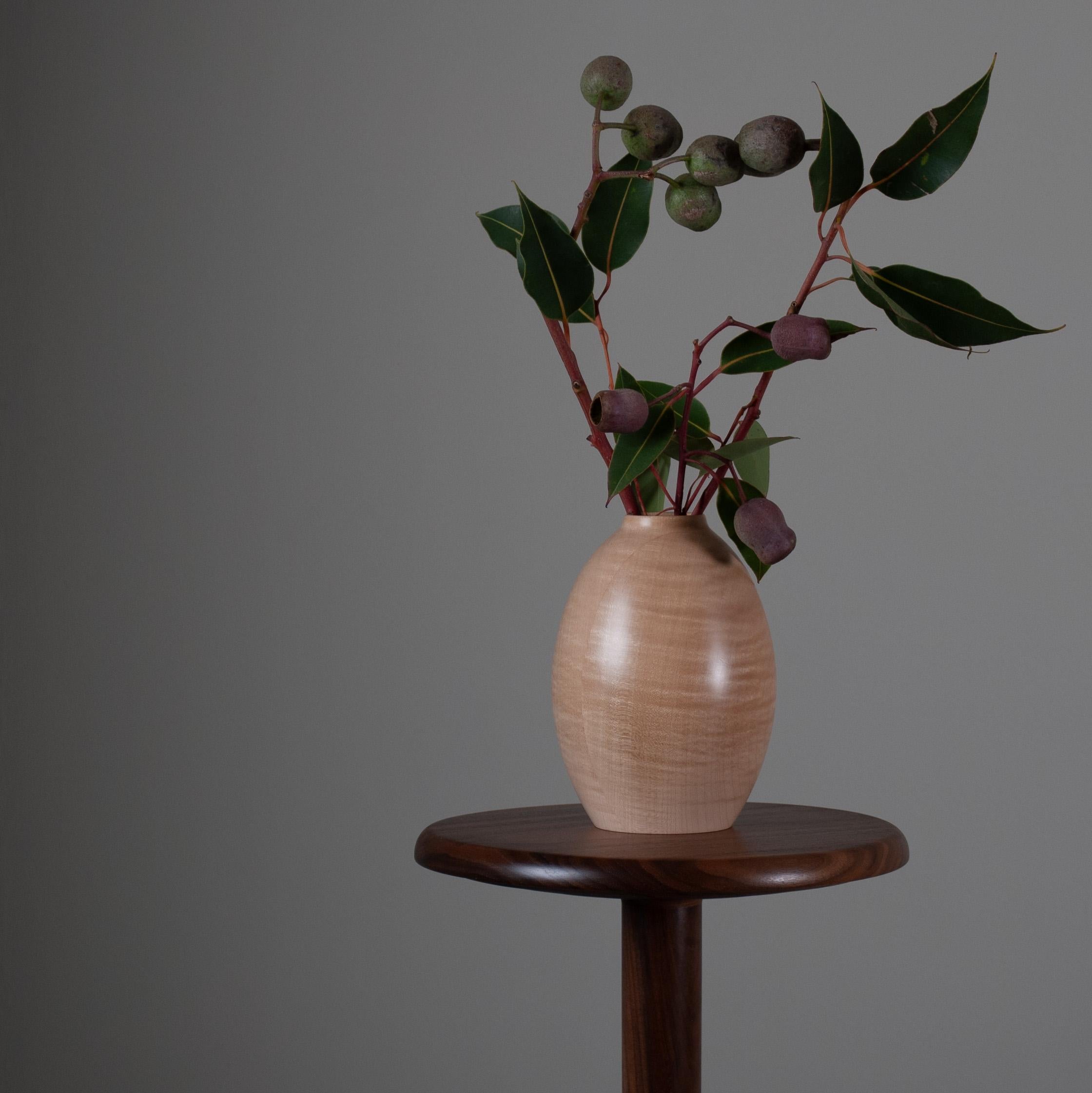 XXI secolo e contemporaneo Vaso di sicomoro inglese fatto a mano in vendita