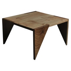 Handgefertigter englischer Nussbaum Modernist End Table