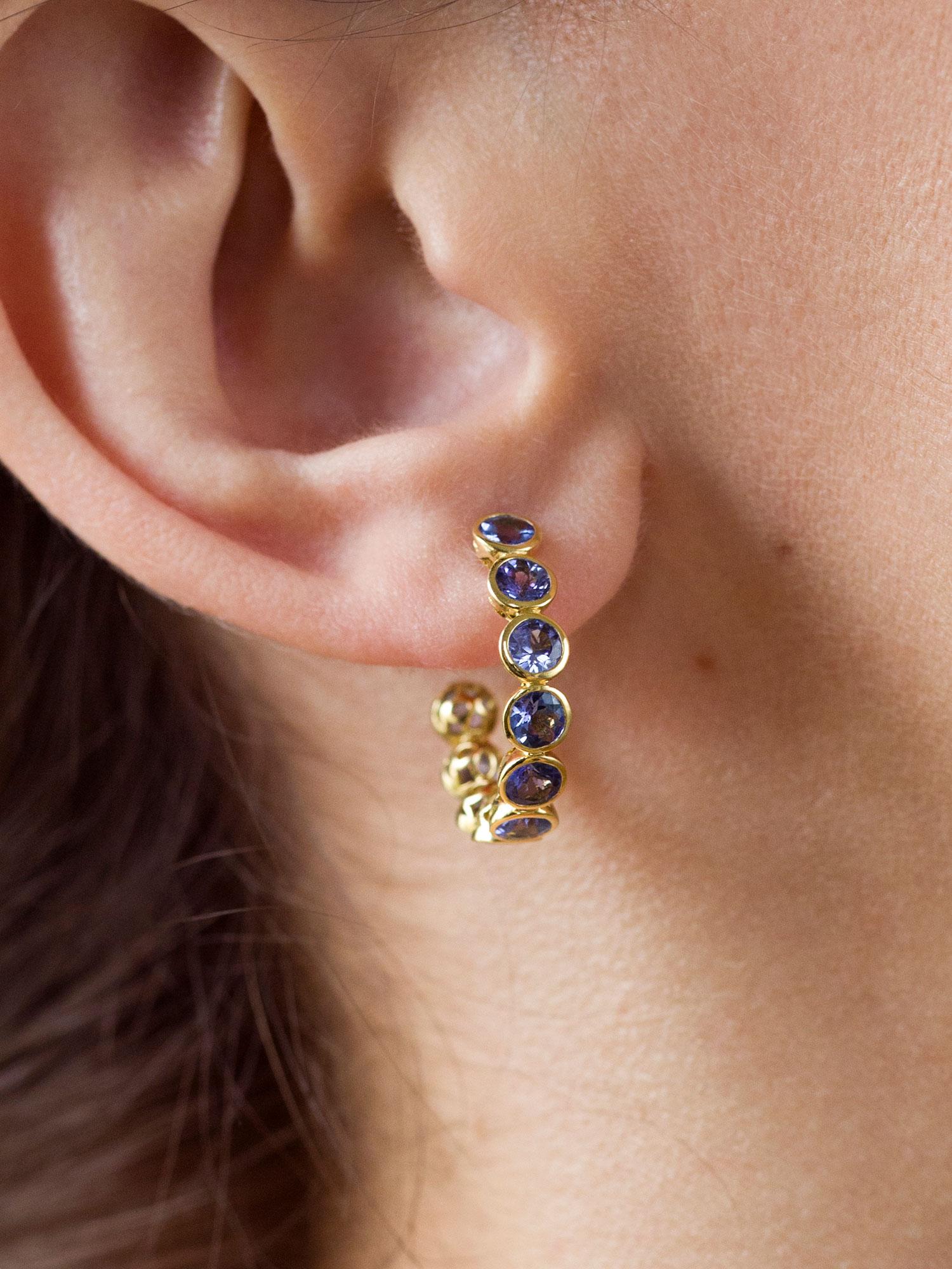 Contemporary Handcrafted Eternity Hoop Earrings in Tanzanite and 18 Karat White Gold  For Sale