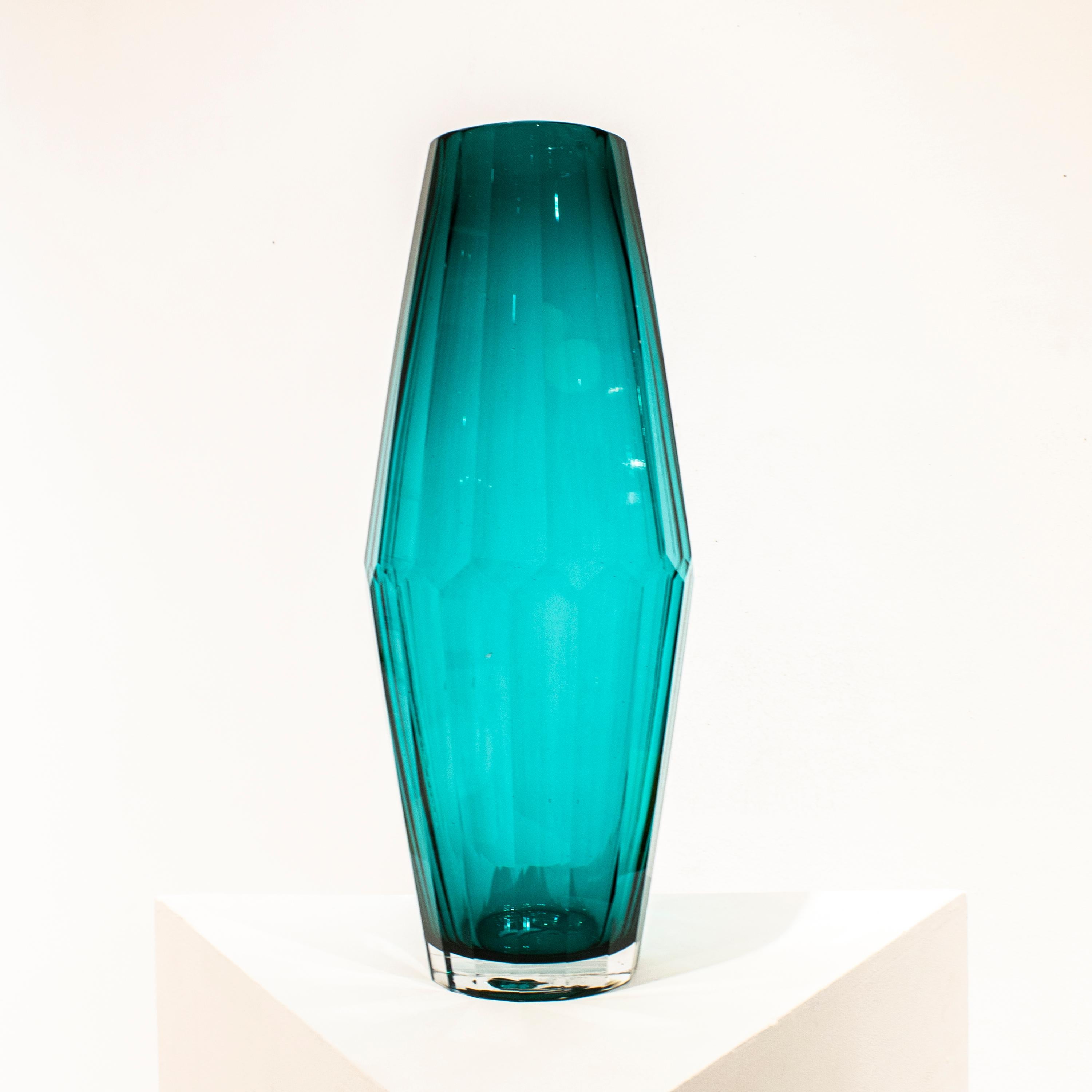 Vase en verre semi-transparent bleu italien soufflé à la main, de forme facettée.
