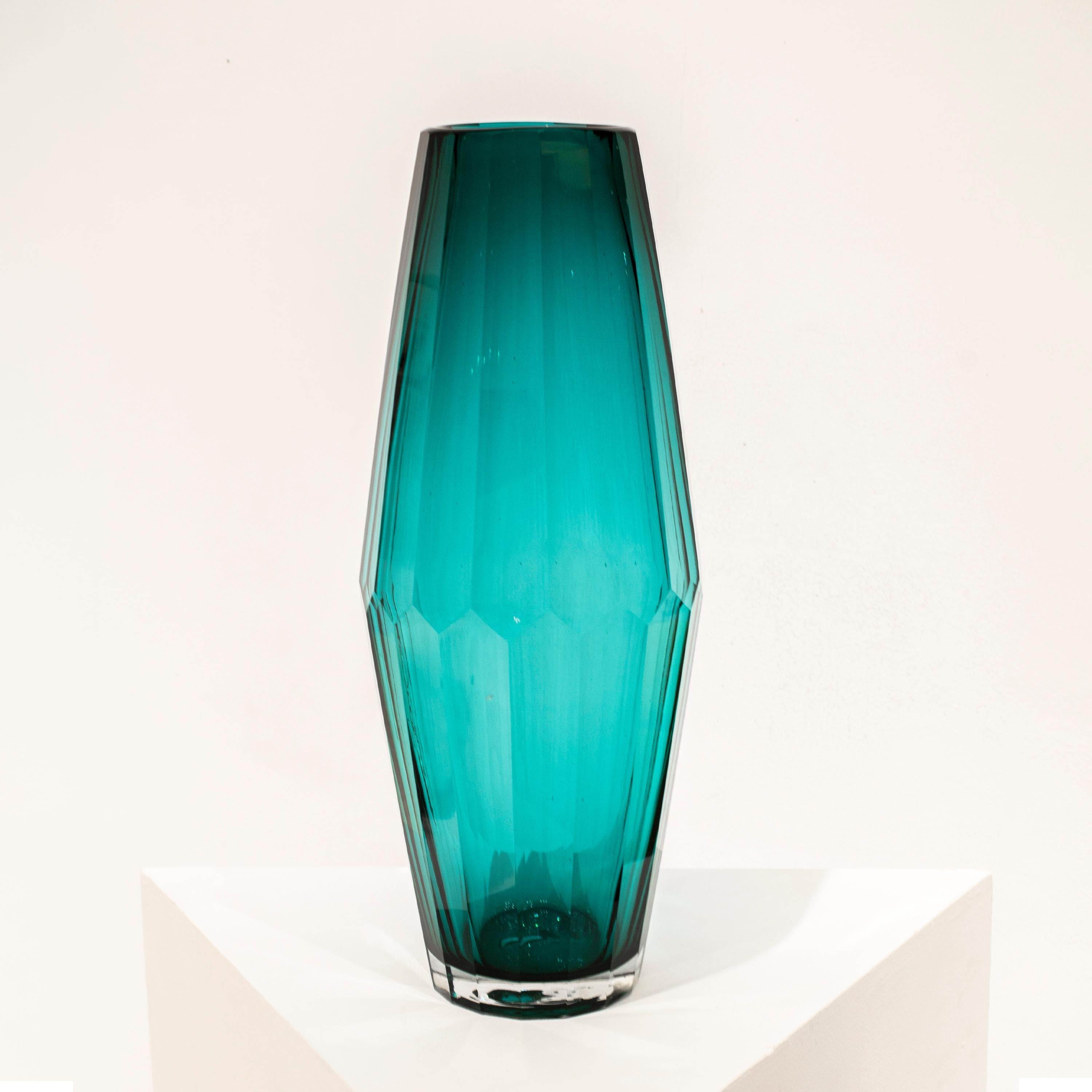 italien Vase en verre semi-transparent et facetté, fabriqué à la main, Italie, 2024 en vente