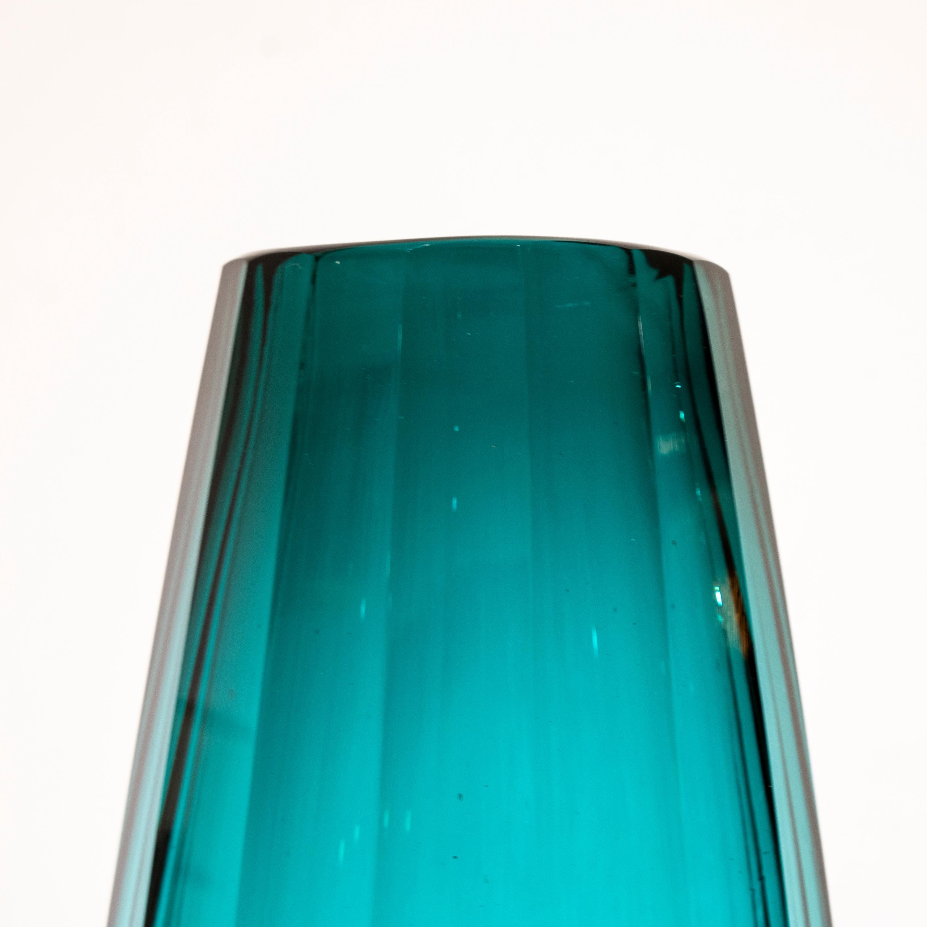 Handgefertigte facettierte halbtransparente blaue Glasvase in Blau, Italien, 2024 (21. Jahrhundert und zeitgenössisch) im Angebot