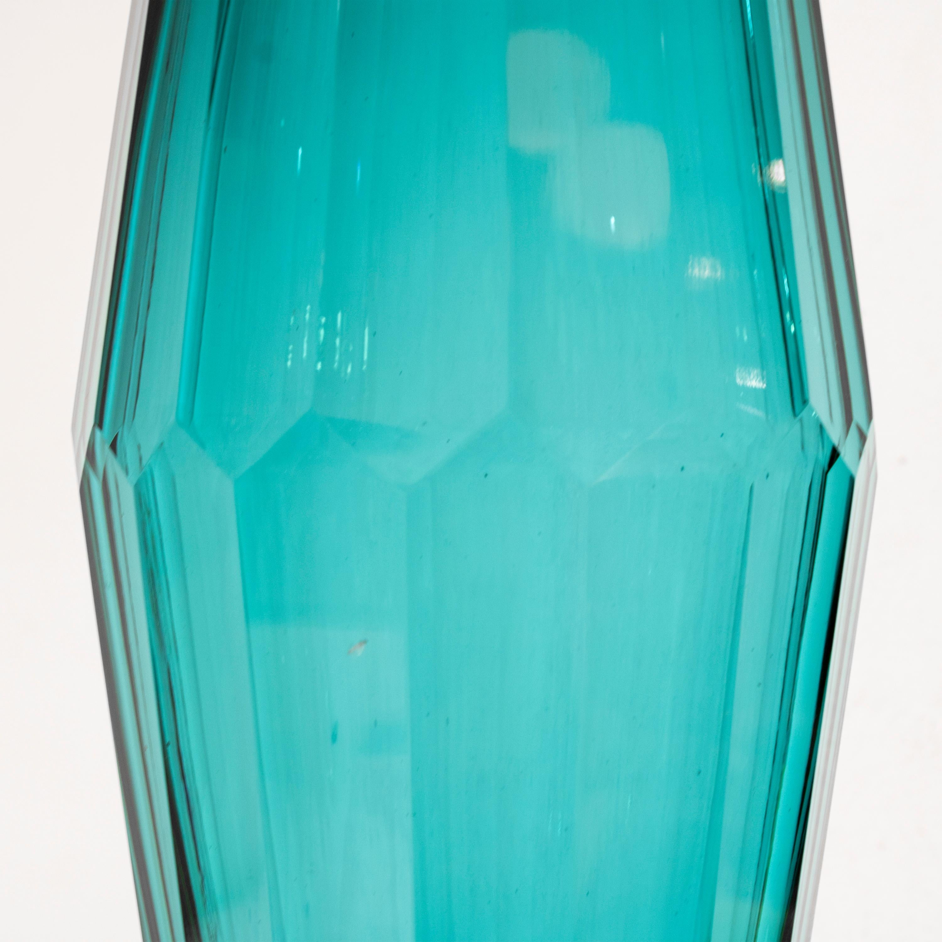 Handgefertigte facettierte halbtransparente blaue Glasvase in Blau, Italien, 2024 im Angebot 1