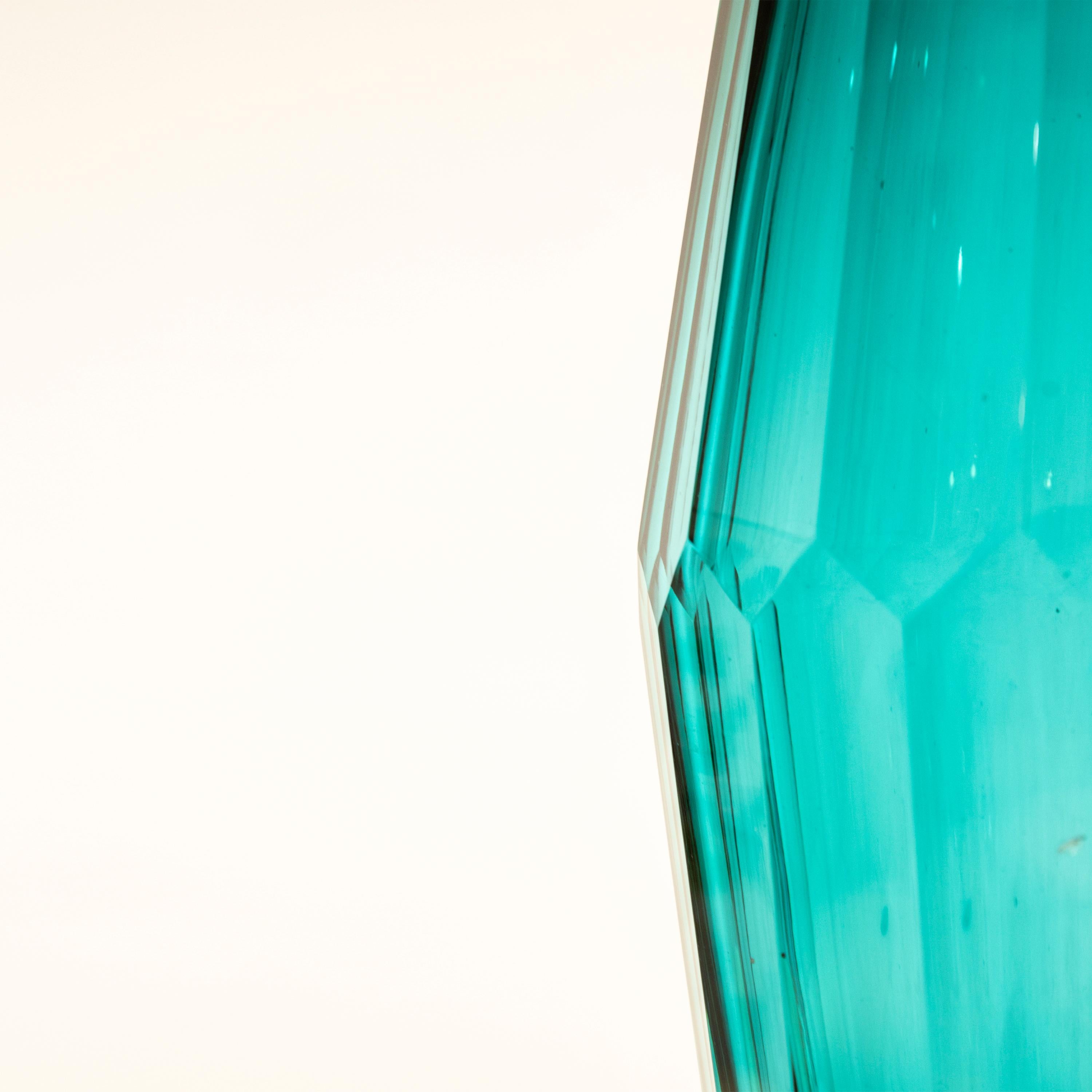 Verre Vase en verre semi-transparent et facetté, fabriqué à la main, Italie, 2024 en vente