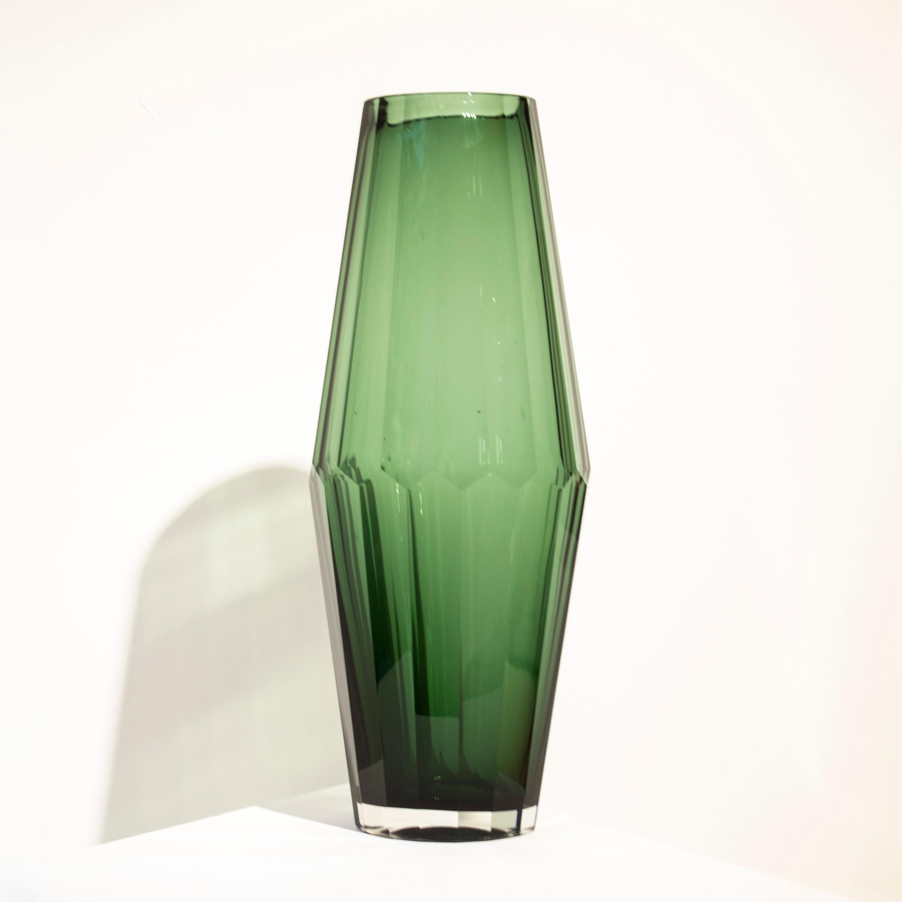 Vase en verre semi-transparent vert italien soufflé à la main, de forme facettée.
