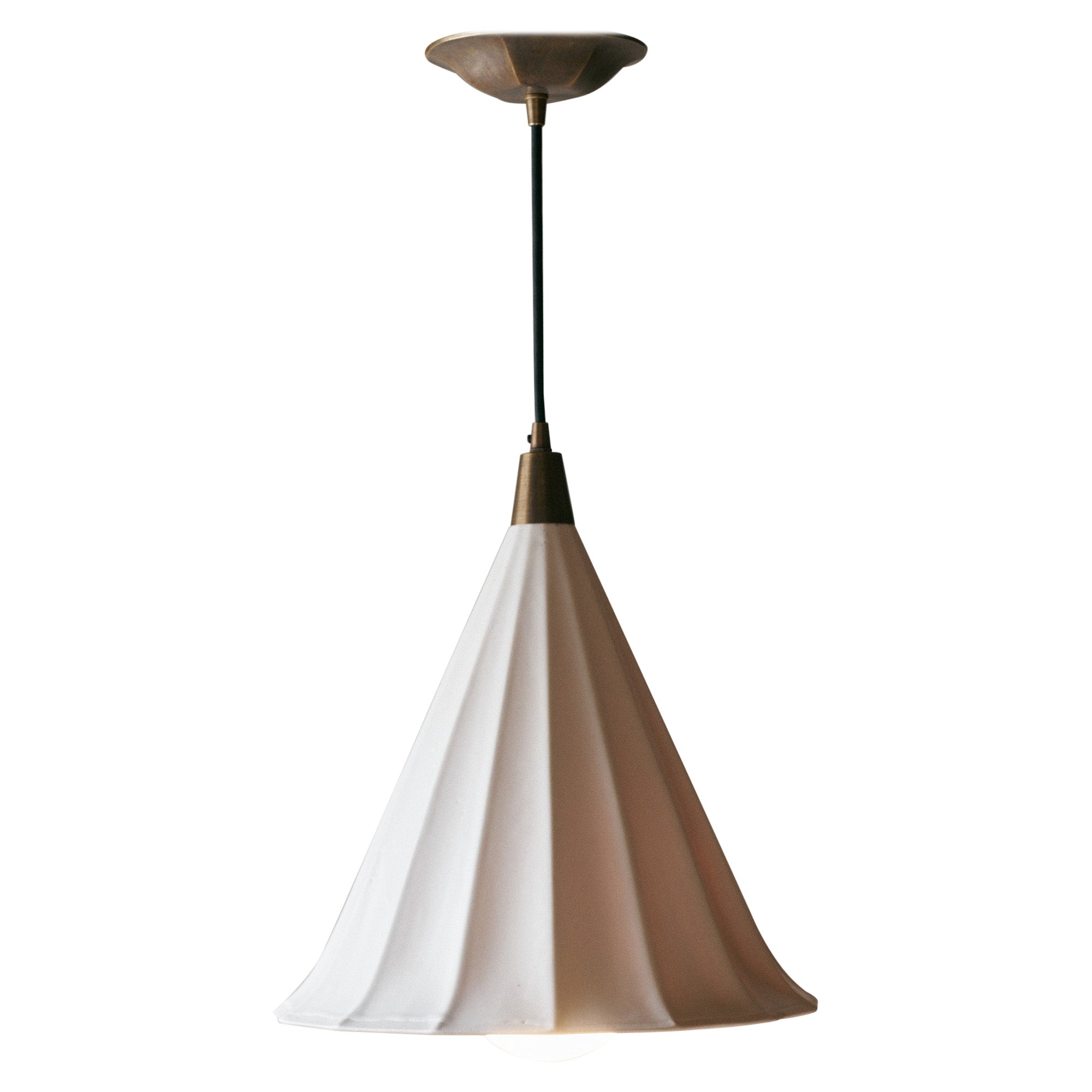 Colgante artesanal de porcelana acanalada con forma de trompeta