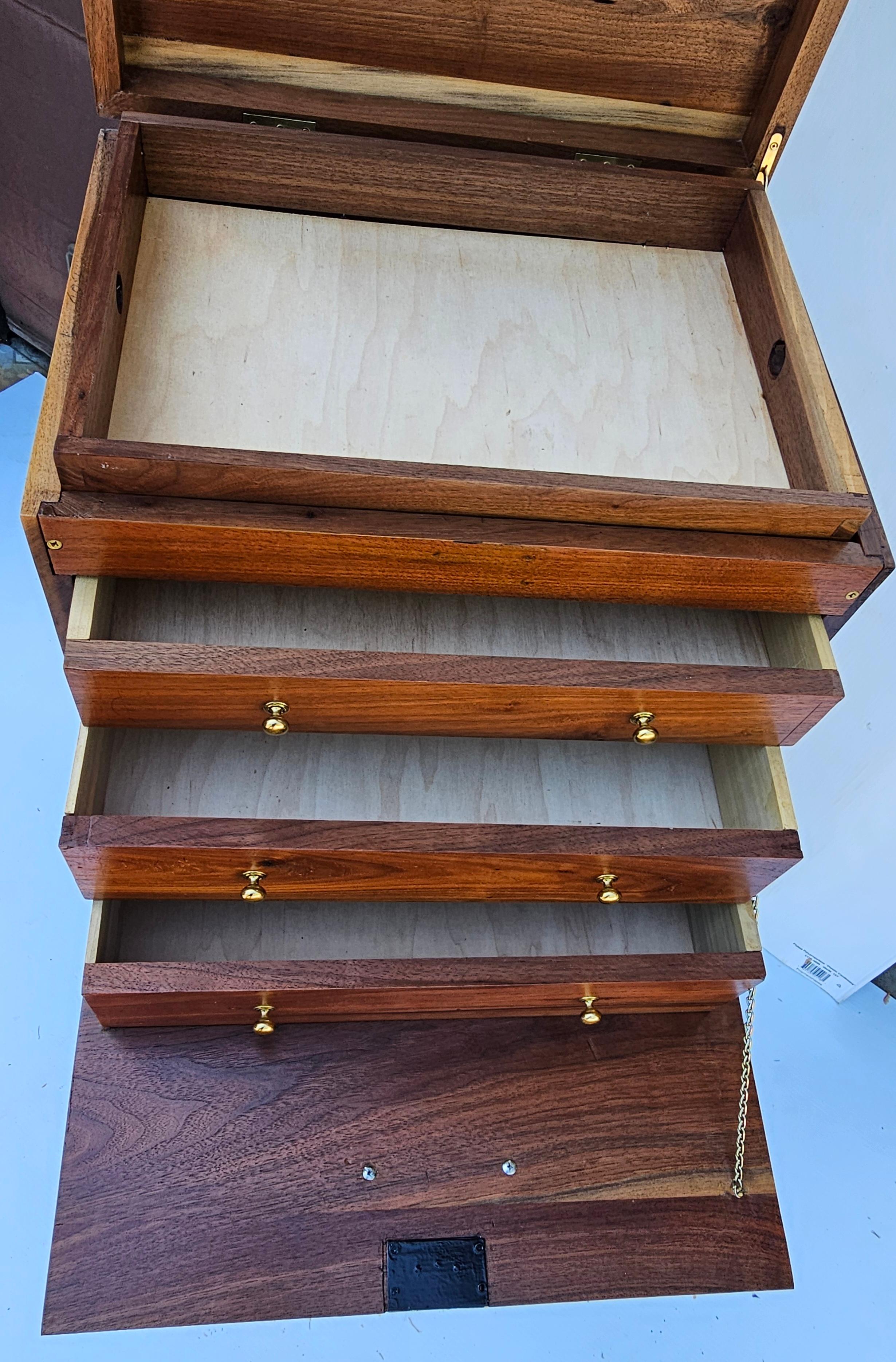 Forziere artigianale Feder in noce nero massiccio e legno satinato Silver Smith in vendita 2