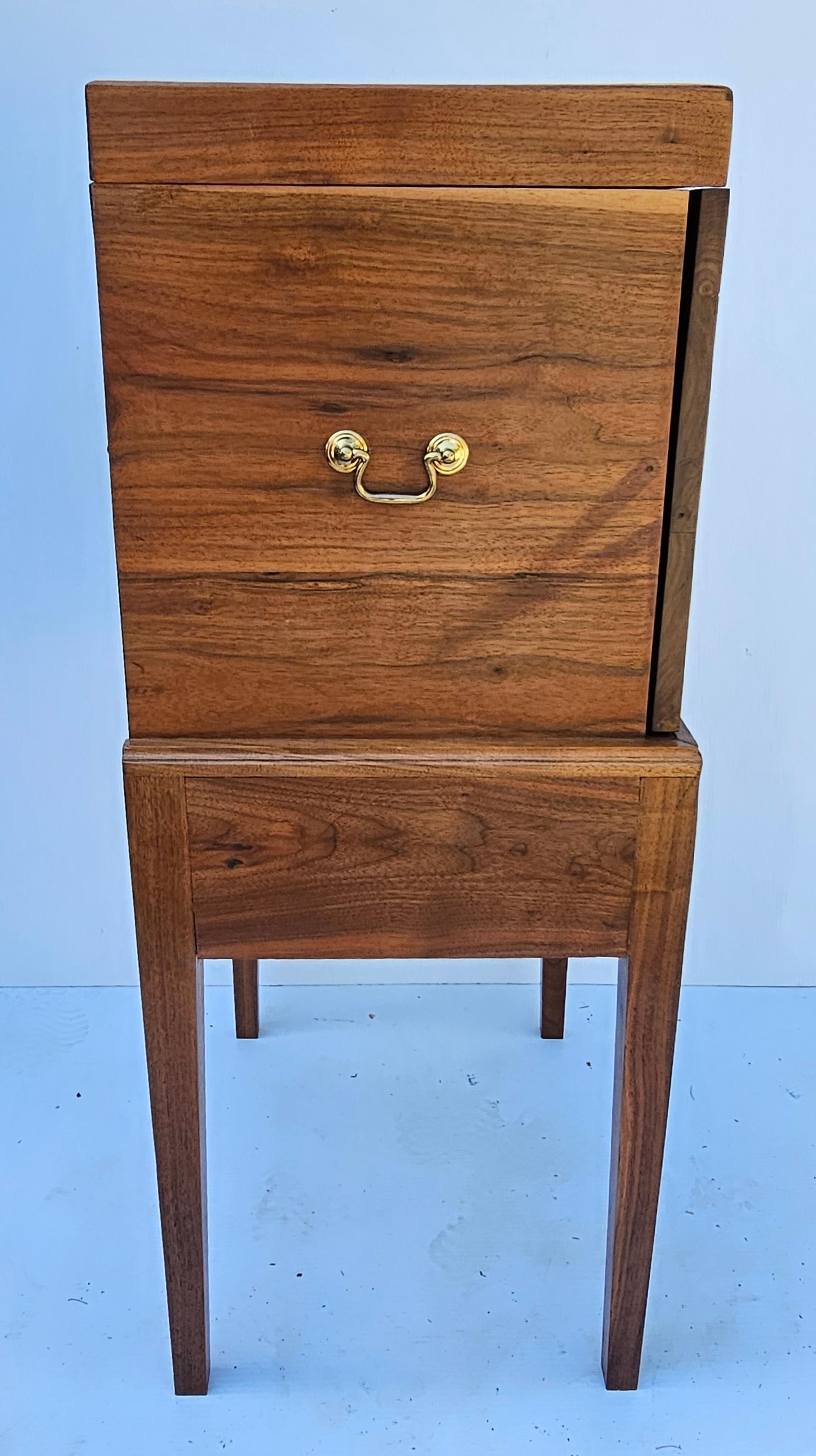 Forziere artigianale Feder in noce nero massiccio e legno satinato Silver Smith in vendita 3
