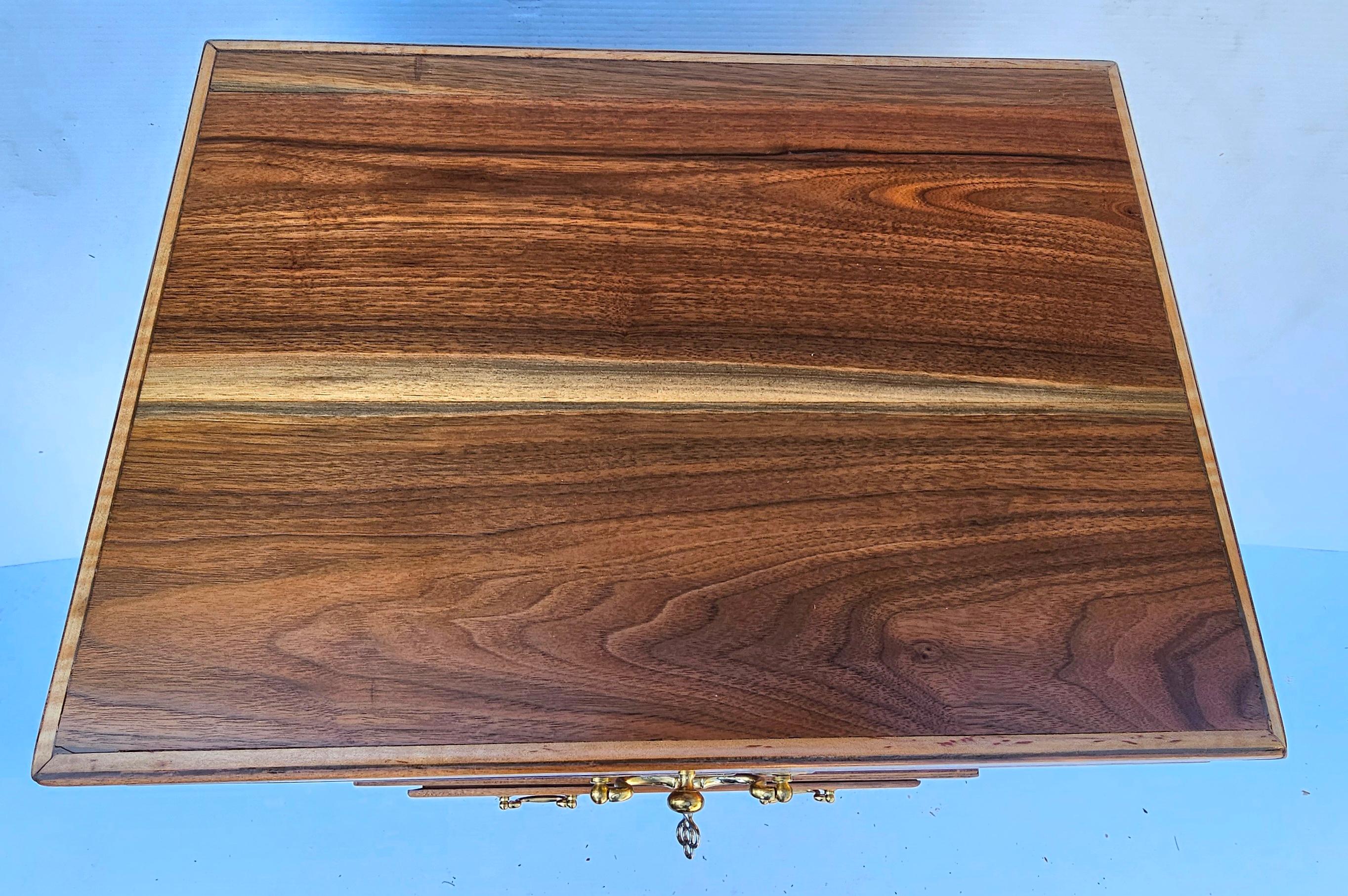 Forziere artigianale Feder in noce nero massiccio e legno satinato Silver Smith in vendita 4