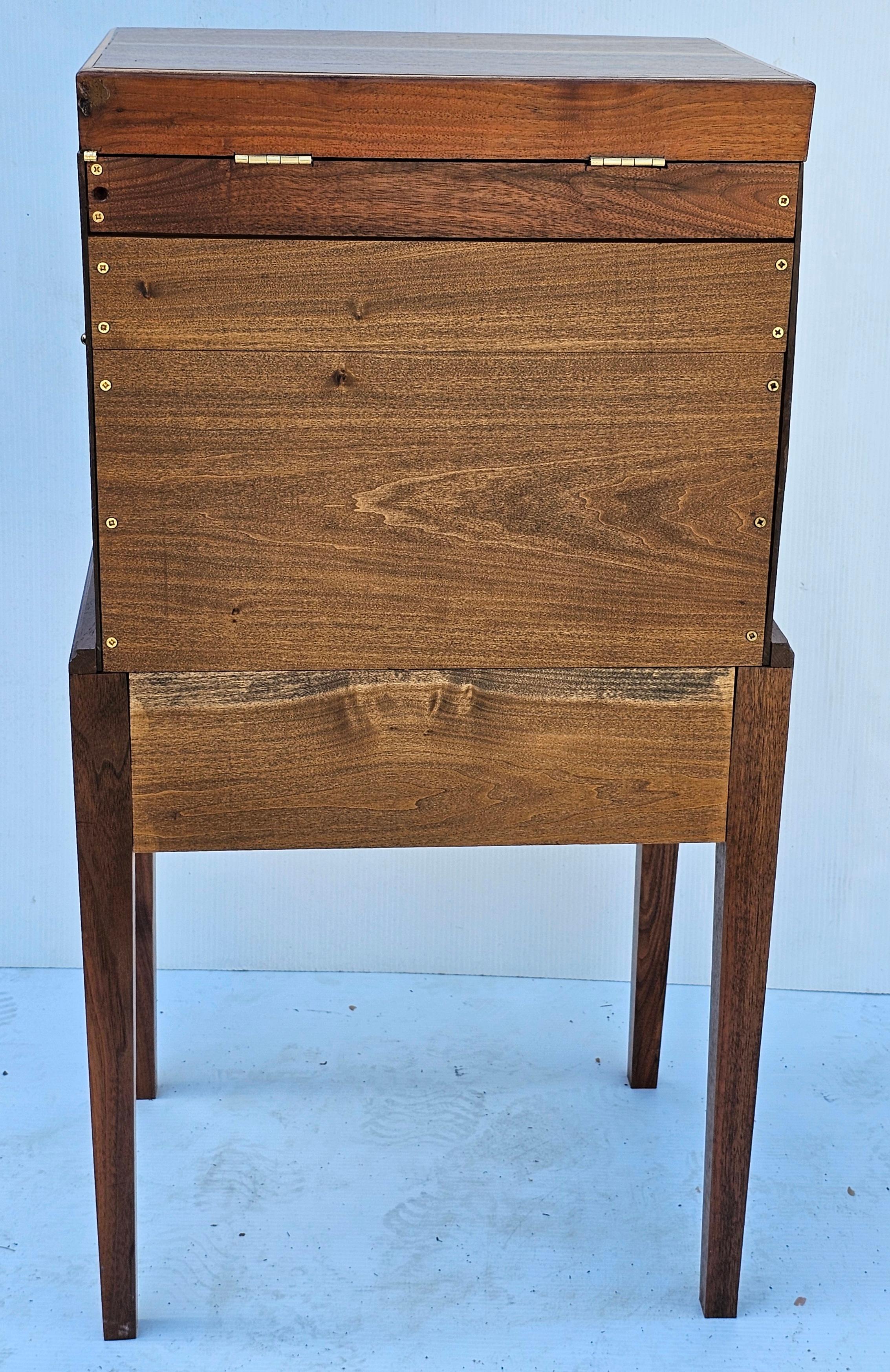 Forziere artigianale Feder in noce nero massiccio e legno satinato Silver Smith in vendita 5