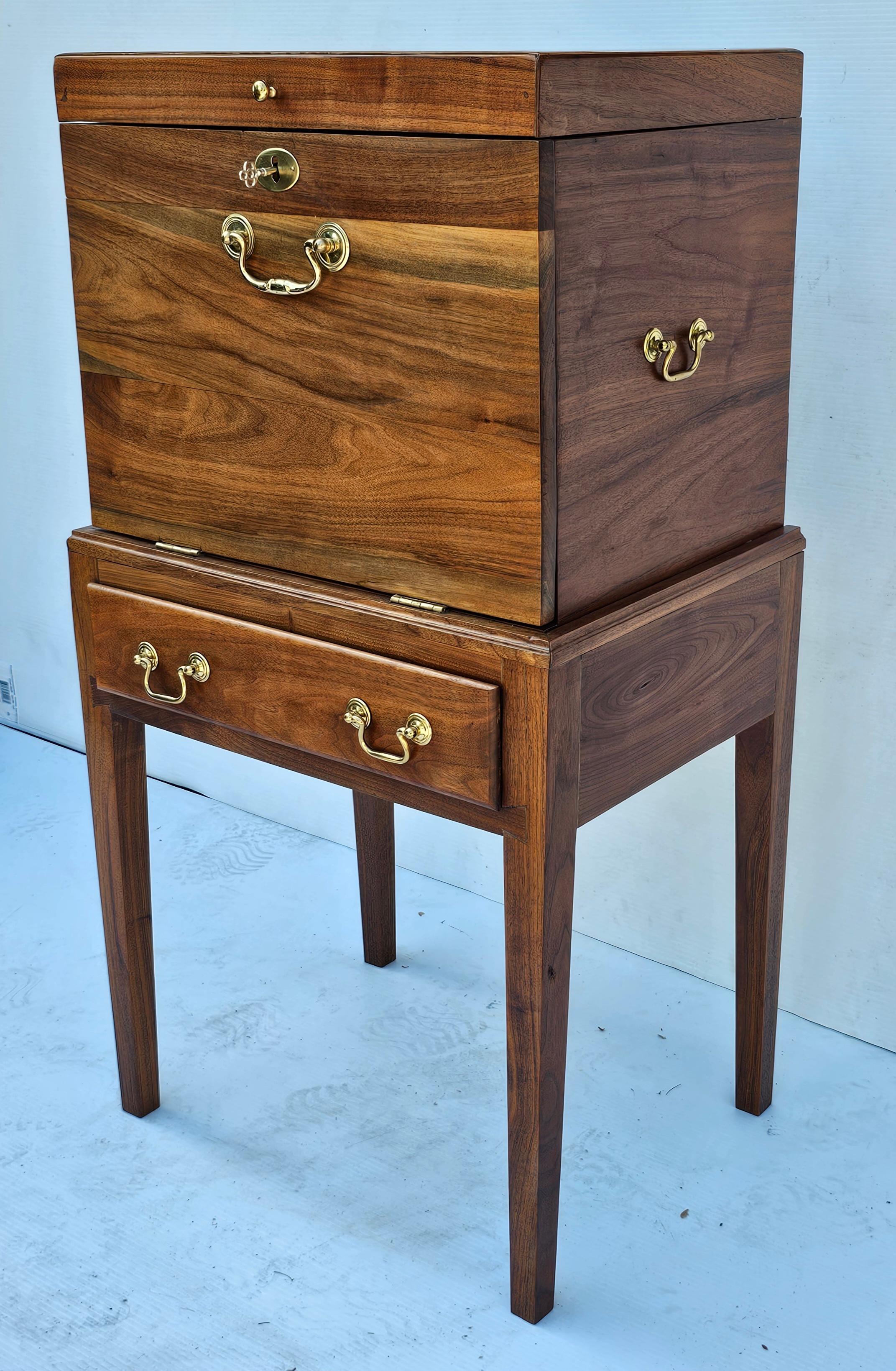 Federale Forziere artigianale Feder in noce nero massiccio e legno satinato Silver Smith in vendita