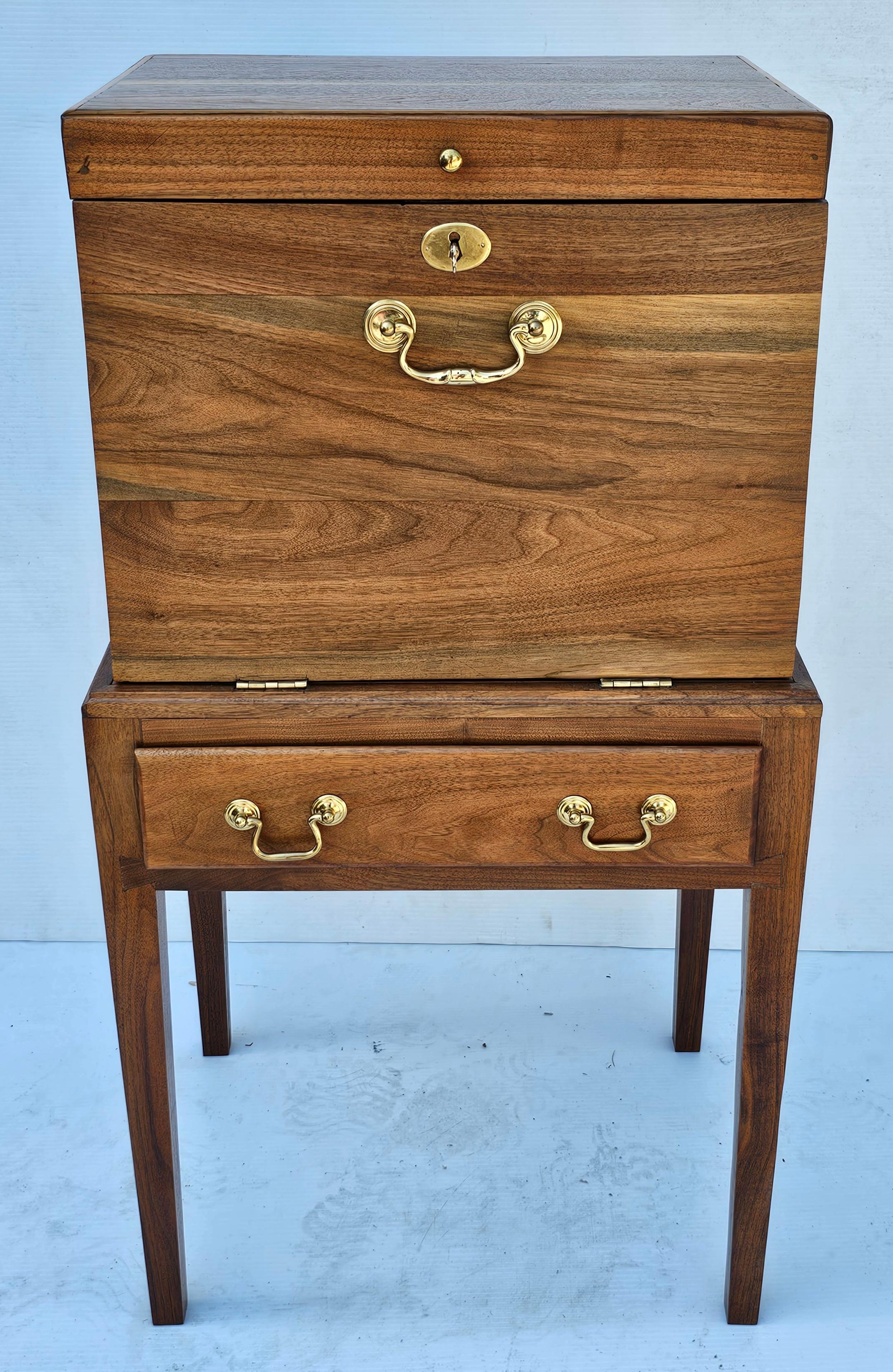 Americano Forziere artigianale Feder in noce nero massiccio e legno satinato Silver Smith in vendita