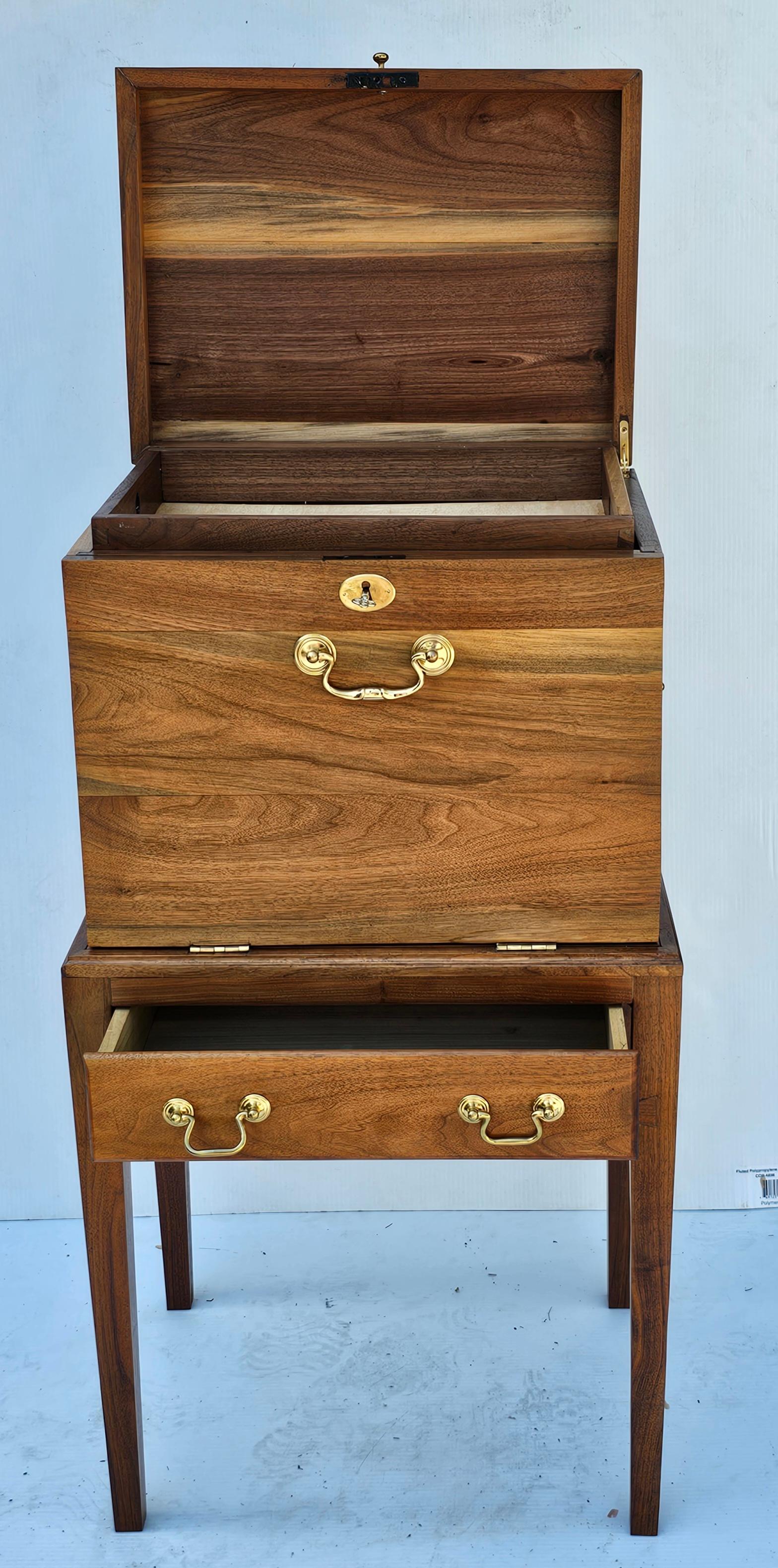 Altro Forziere artigianale Feder in noce nero massiccio e legno satinato Silver Smith in vendita