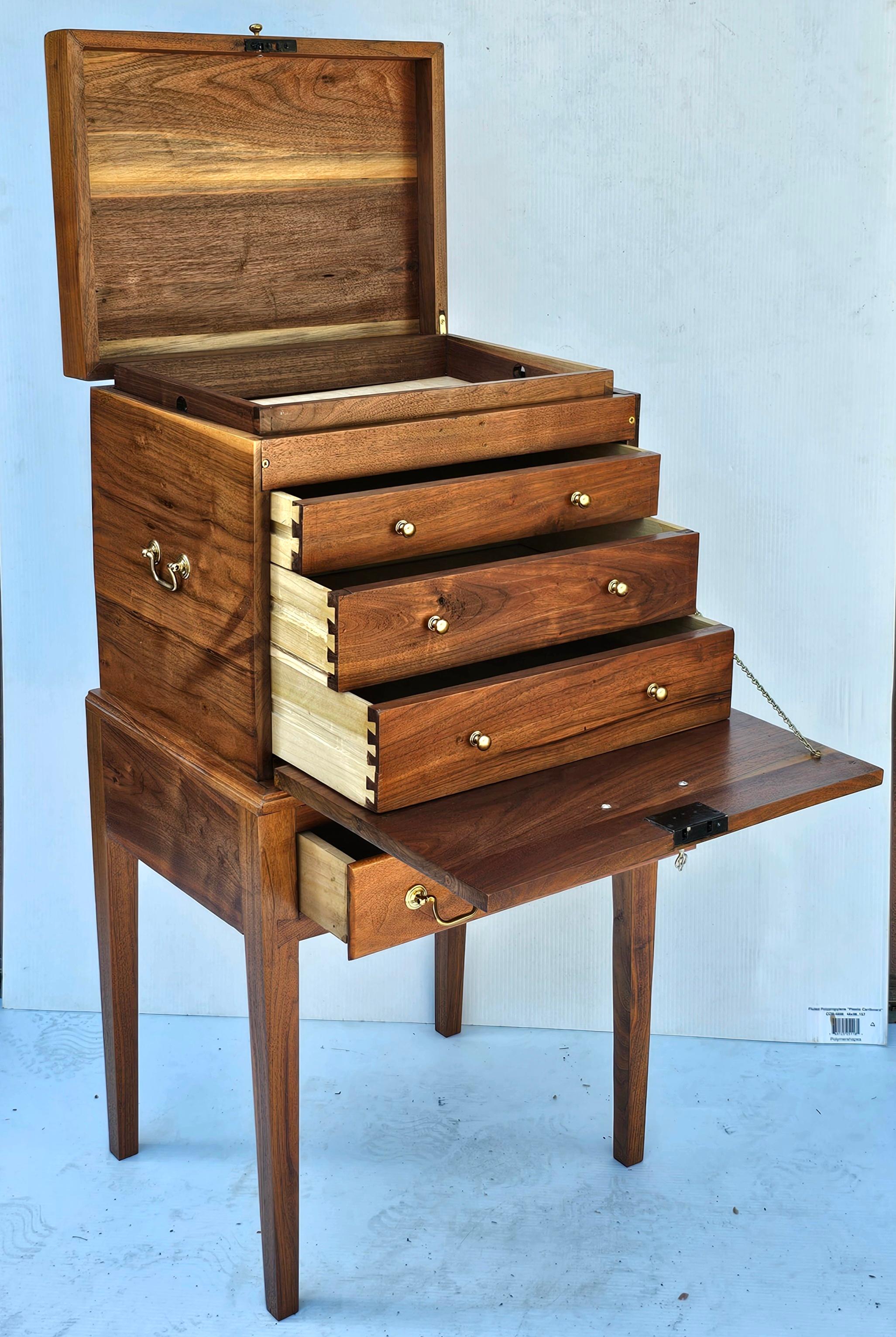 Forziere artigianale Feder in noce nero massiccio e legno satinato Silver Smith In condizioni ottime in vendita a Germantown, MD
