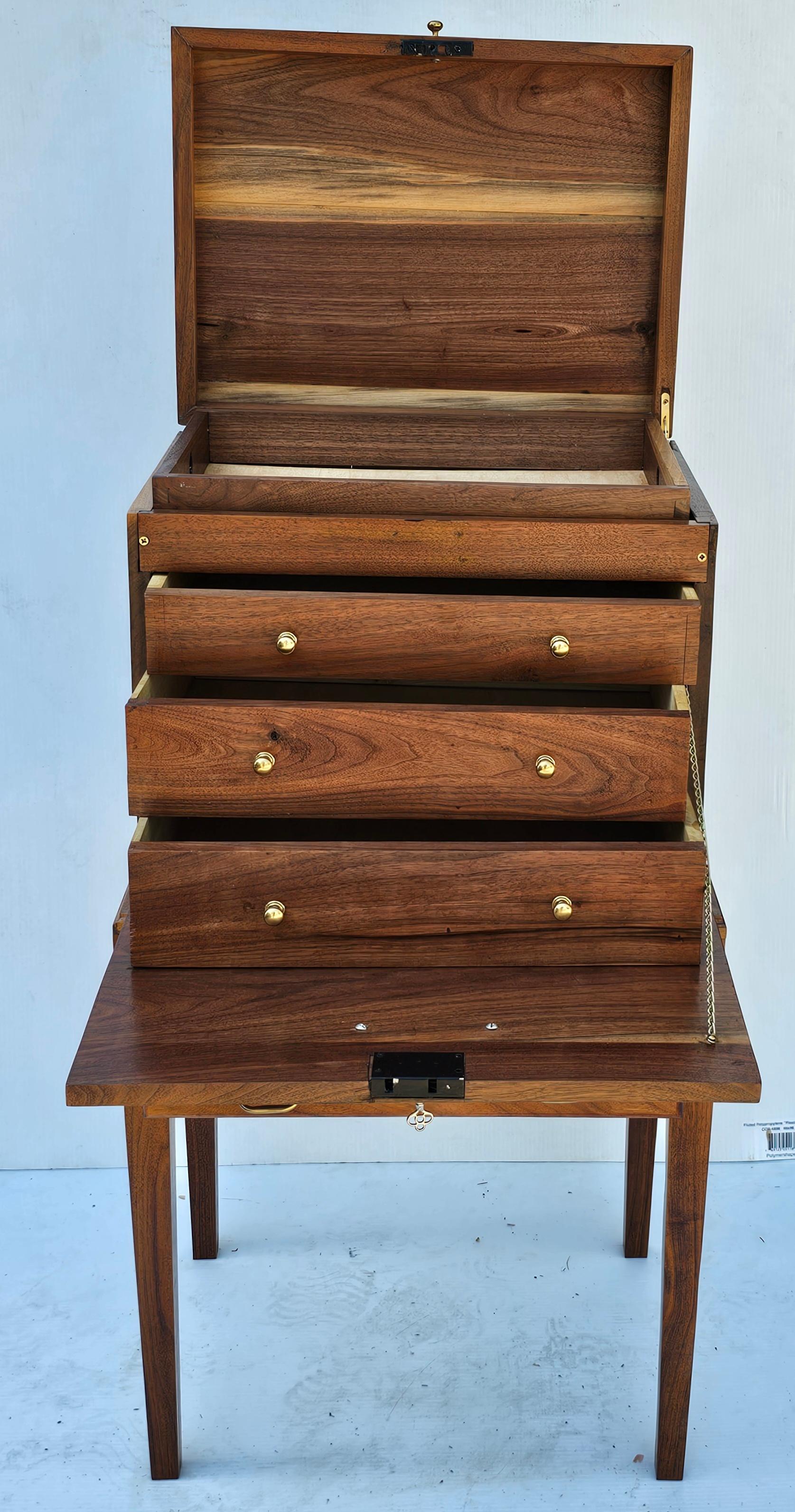 XXI secolo e contemporaneo Forziere artigianale Feder in noce nero massiccio e legno satinato Silver Smith in vendita