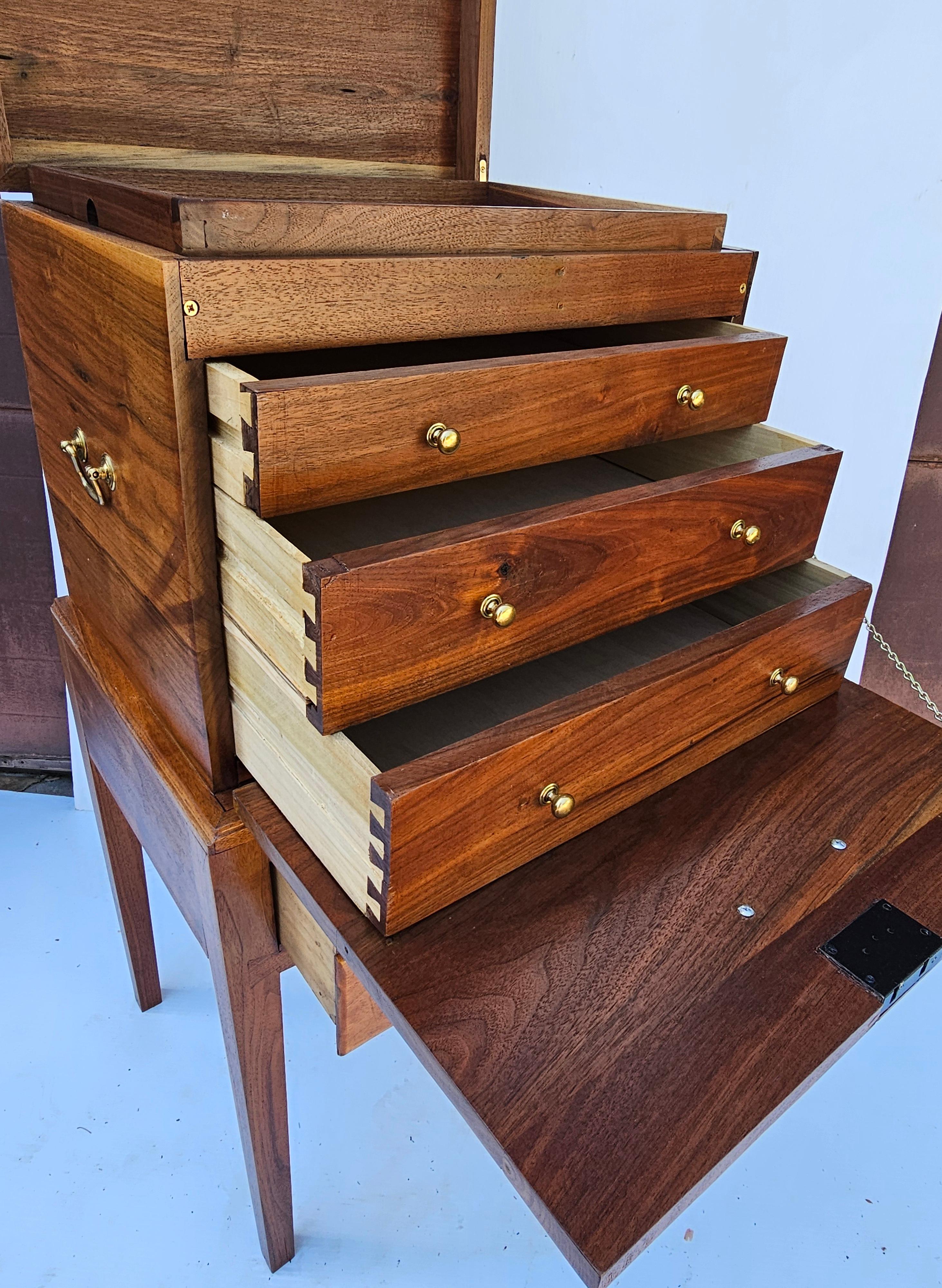 Forziere artigianale Feder in noce nero massiccio e legno satinato Silver Smith in vendita 1