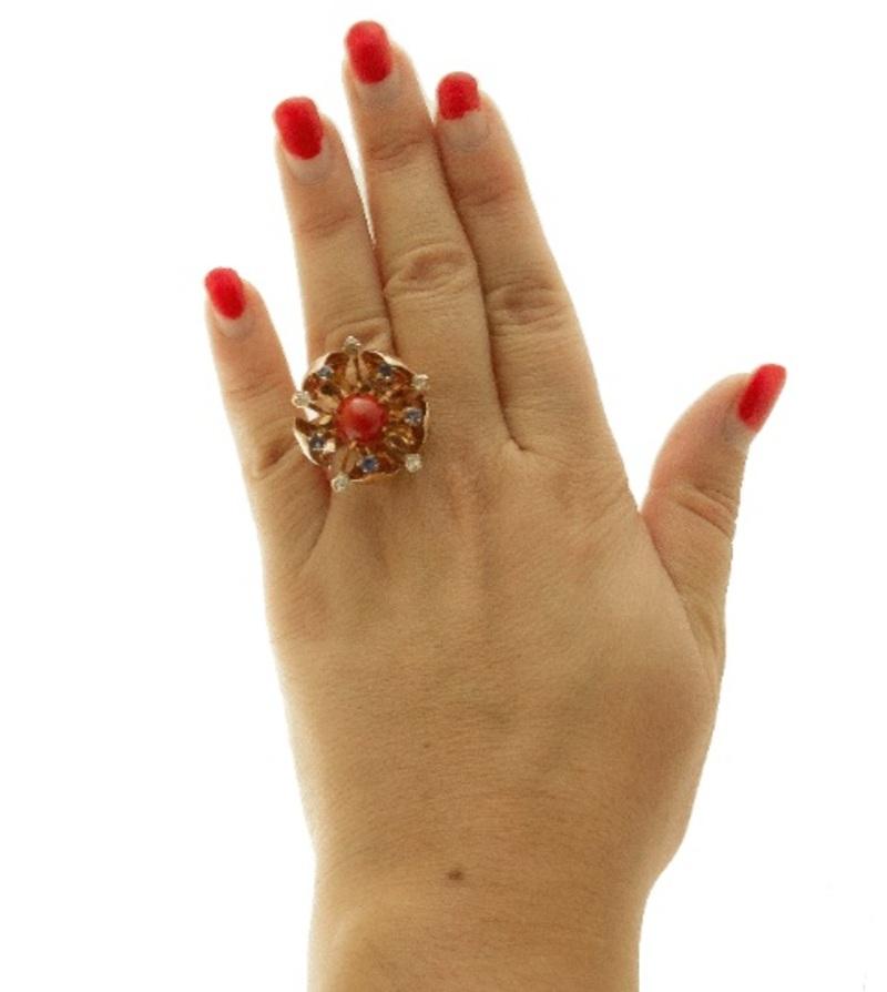 Handcrafted Flower Ring Diamonds, Sapphires, Coral, Rose Gold In Good Condition For Sale In Marcianise, Marcianise (CE)