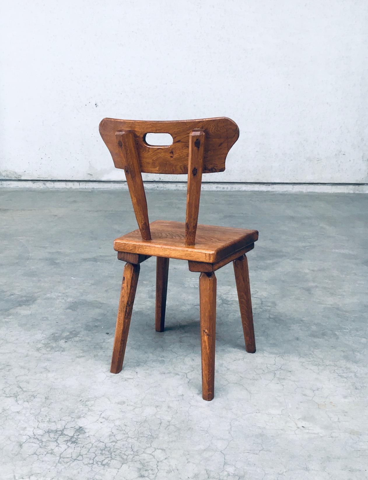 Ensemble de chaises de salle à manger en Oak rustique, France, années 1940, fabriqué à la main selon les principes de l'art populaire en vente 6