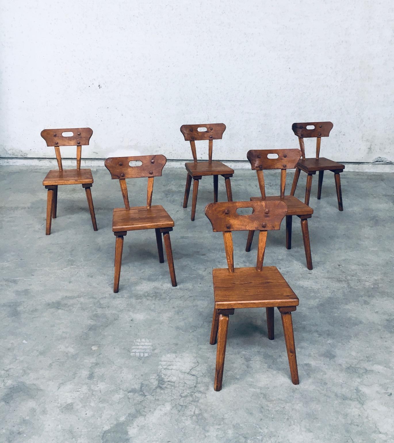 Artisanat Ensemble de chaises de salle à manger en Oak rustique, France, années 1940, fabriqué à la main selon les principes de l'art populaire en vente