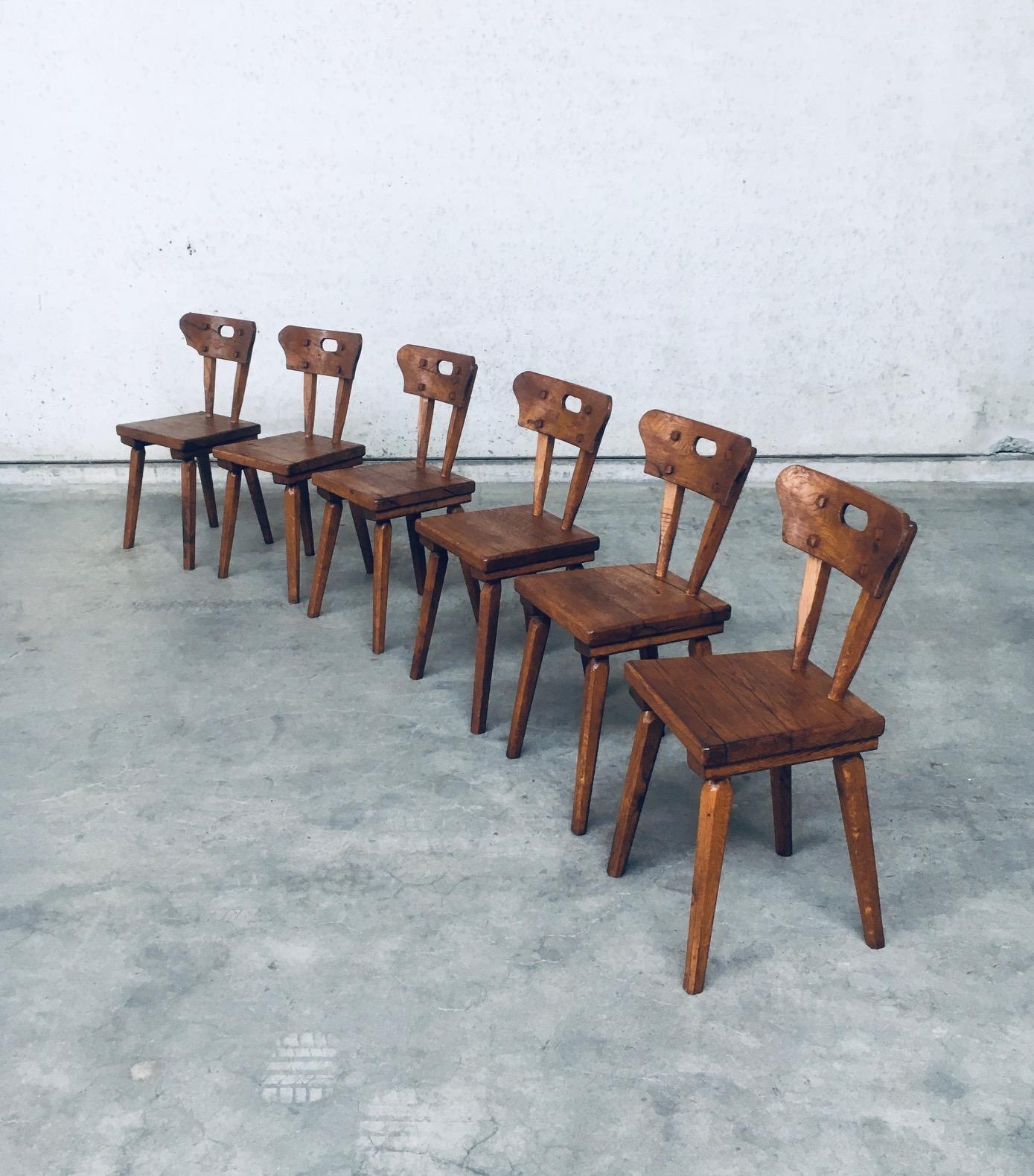 Français Ensemble de chaises de salle à manger en Oak rustique, France, années 1940, fabriqué à la main selon les principes de l'art populaire en vente