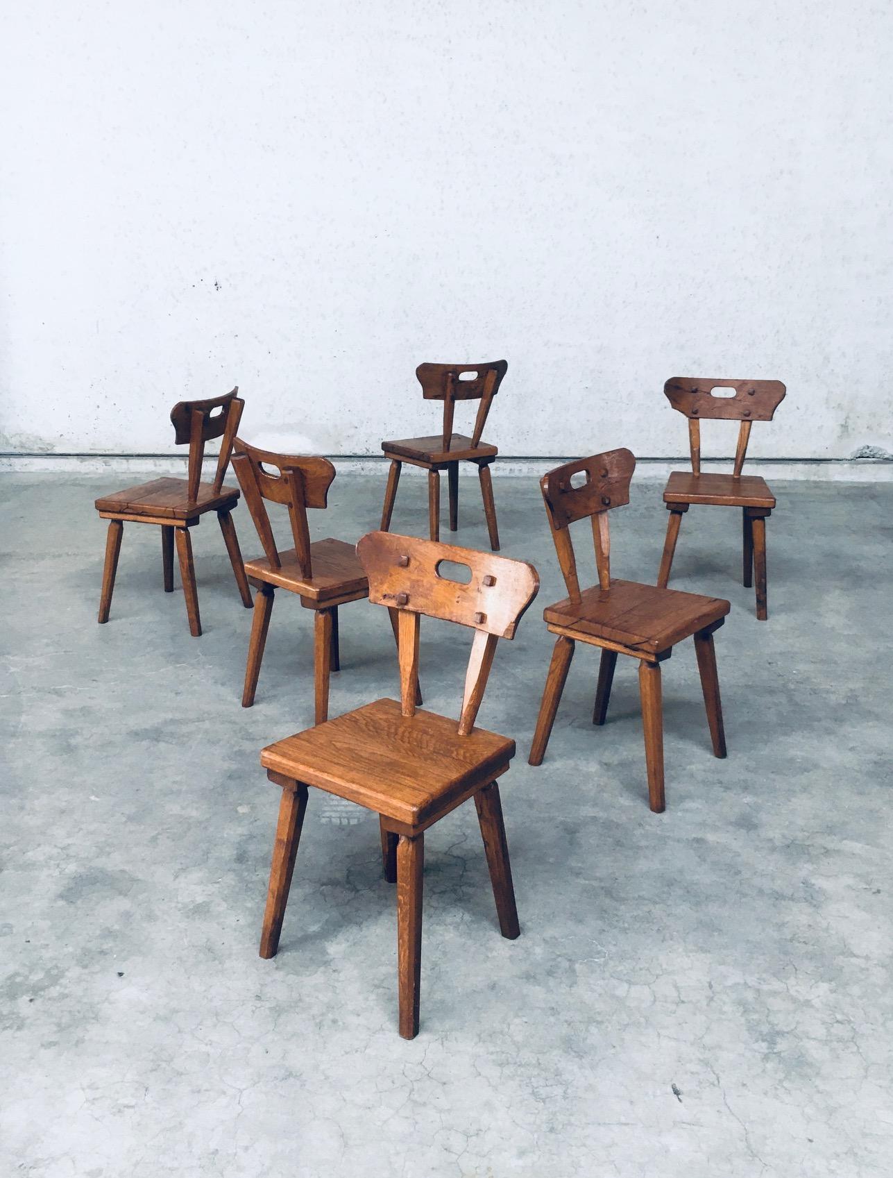 Chêne Ensemble de chaises de salle à manger en Oak rustique, France, années 1940, fabriqué à la main selon les principes de l'art populaire en vente