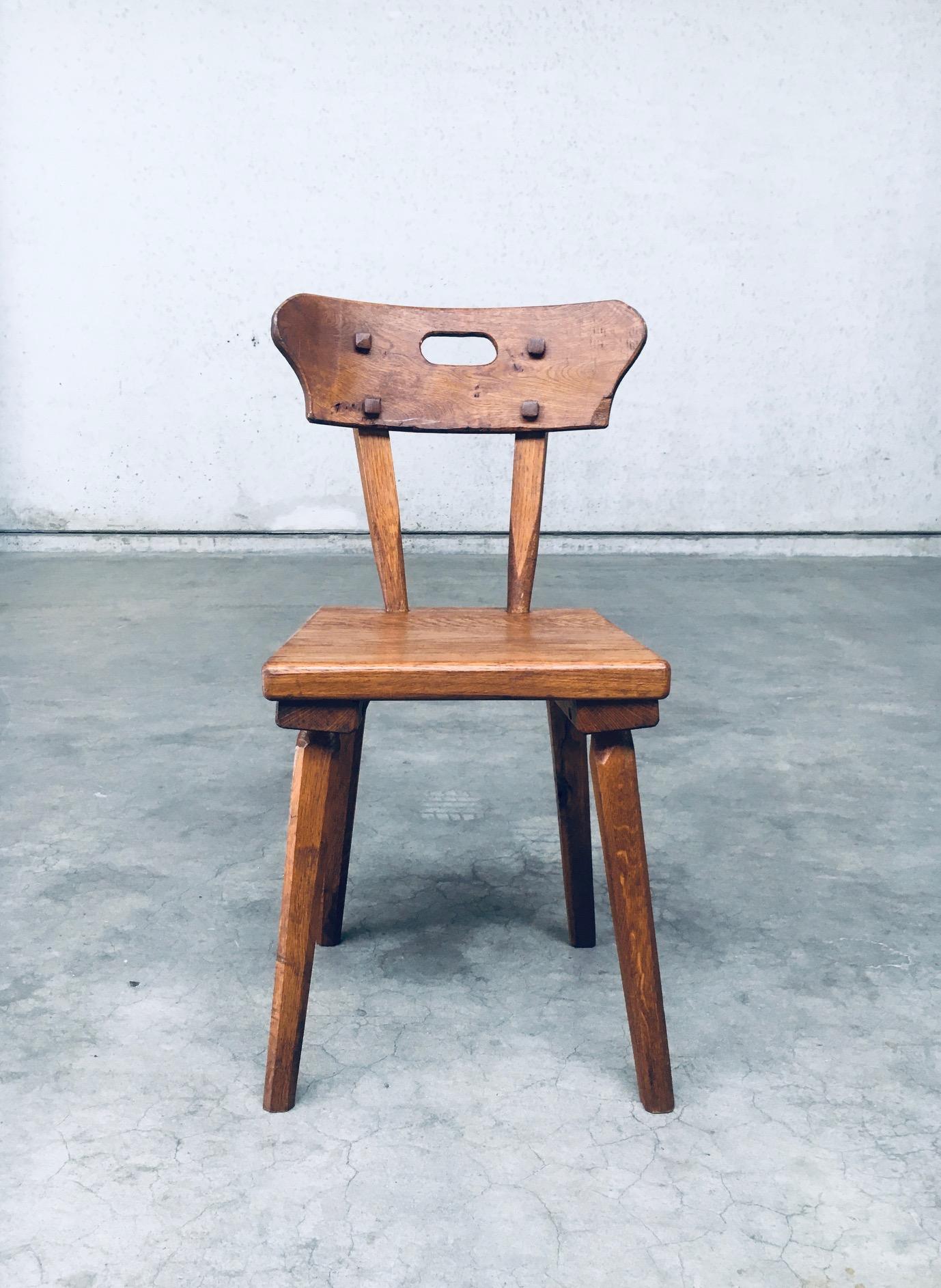 Ensemble de chaises de salle à manger en Oak rustique, France, années 1940, fabriqué à la main selon les principes de l'art populaire en vente 2