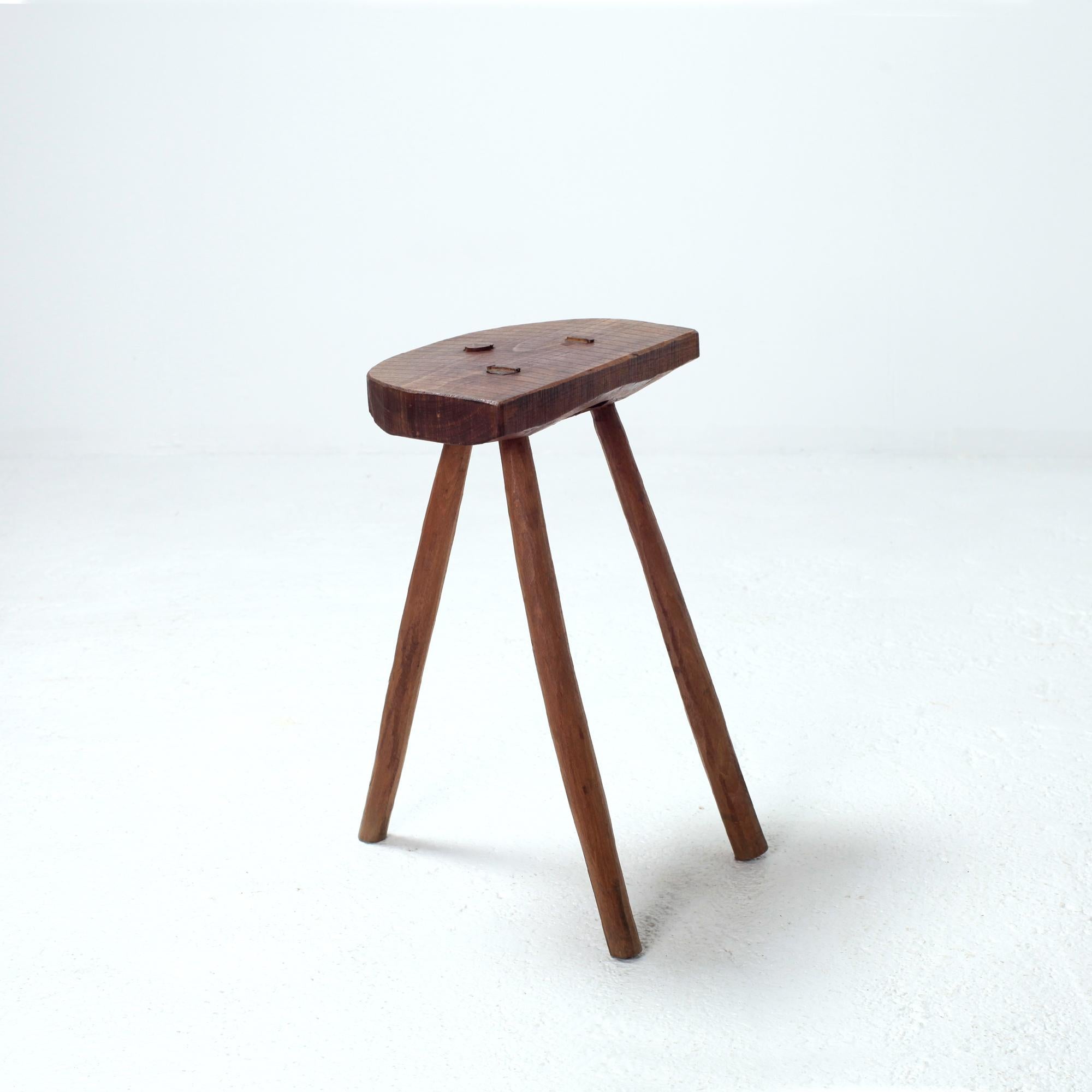 Arts and Crafts Tabouret tripode en bois massif rustique de style brutaliste français, fabriqué à la main en vente