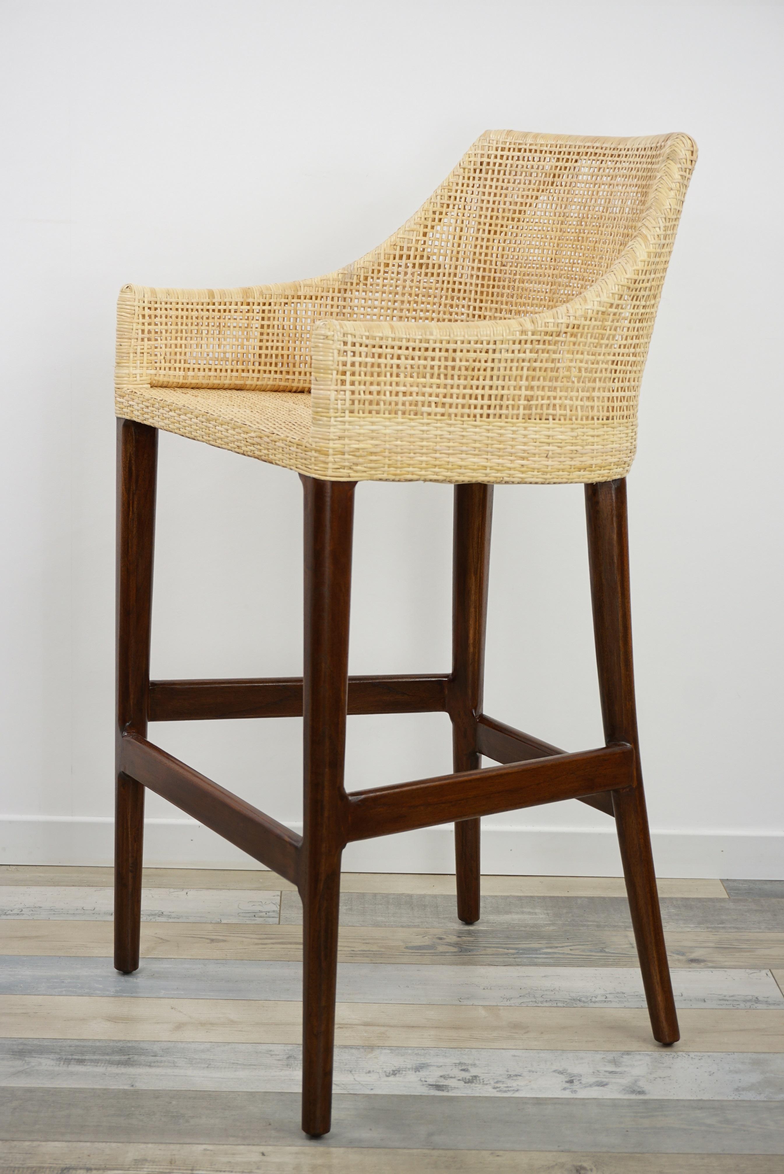 Handgefertigter Barhocker aus Holz und Rattan im französischen Design im Angebot 6