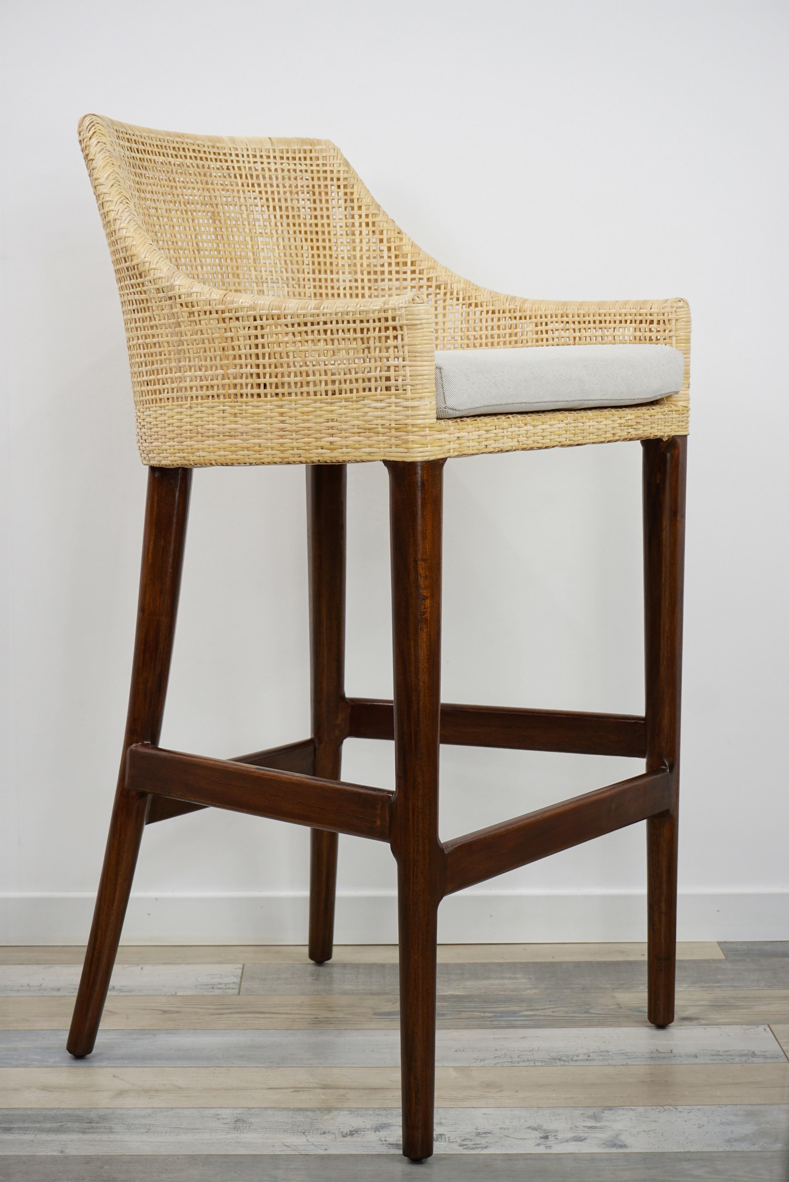 Elegante sgabello da bar in rattan con struttura in legno che unisce qualità, robustezza e classe. Comodo ed ergonomico, aereo e poetico. L'altezza dei braccioli è di 62 cm e l'altezza della seduta è di 71 cm. In ottime condizioni (articoli nuovi,
