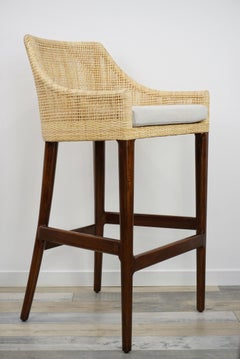 Handgefertigter Barhocker aus Holz und Rattan im französischen Design
