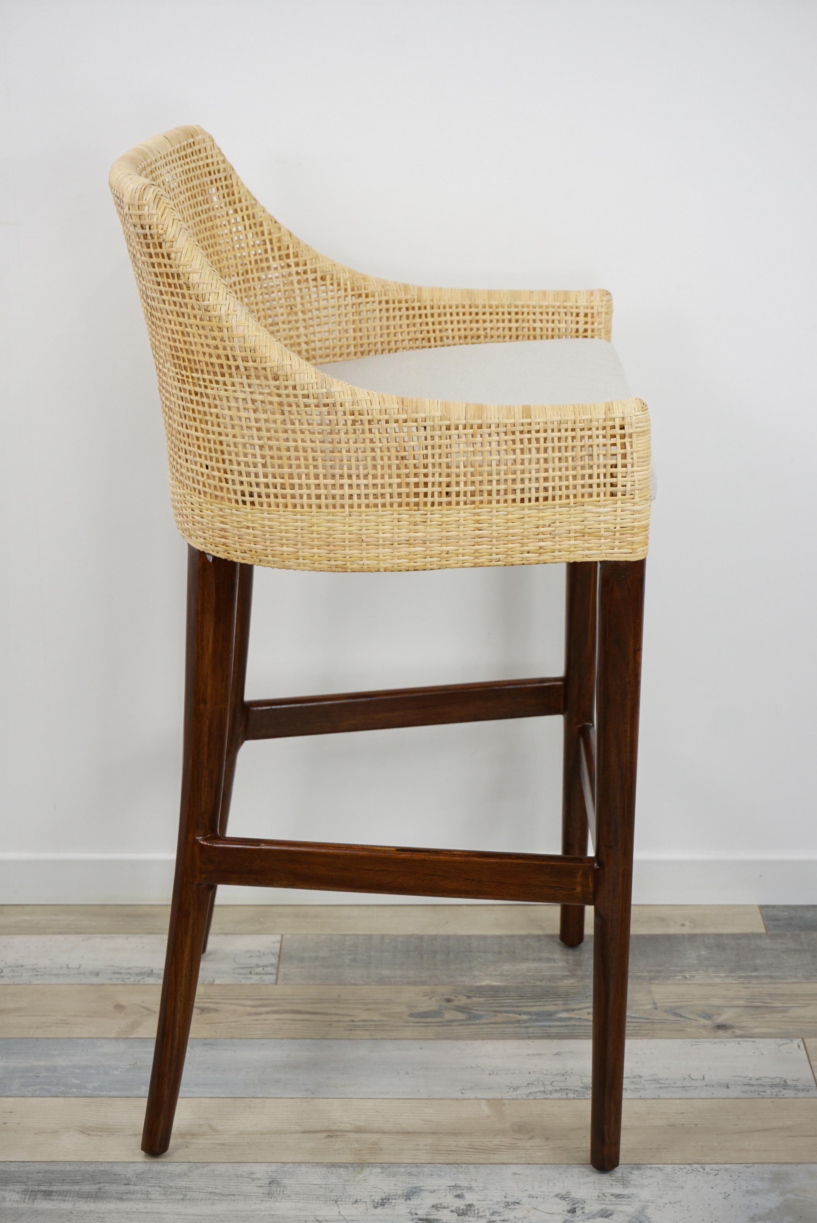 Handgefertigter Barhocker aus Holz und Rattan im französischen Design im Zustand „Neu“ im Angebot in Tourcoing, FR