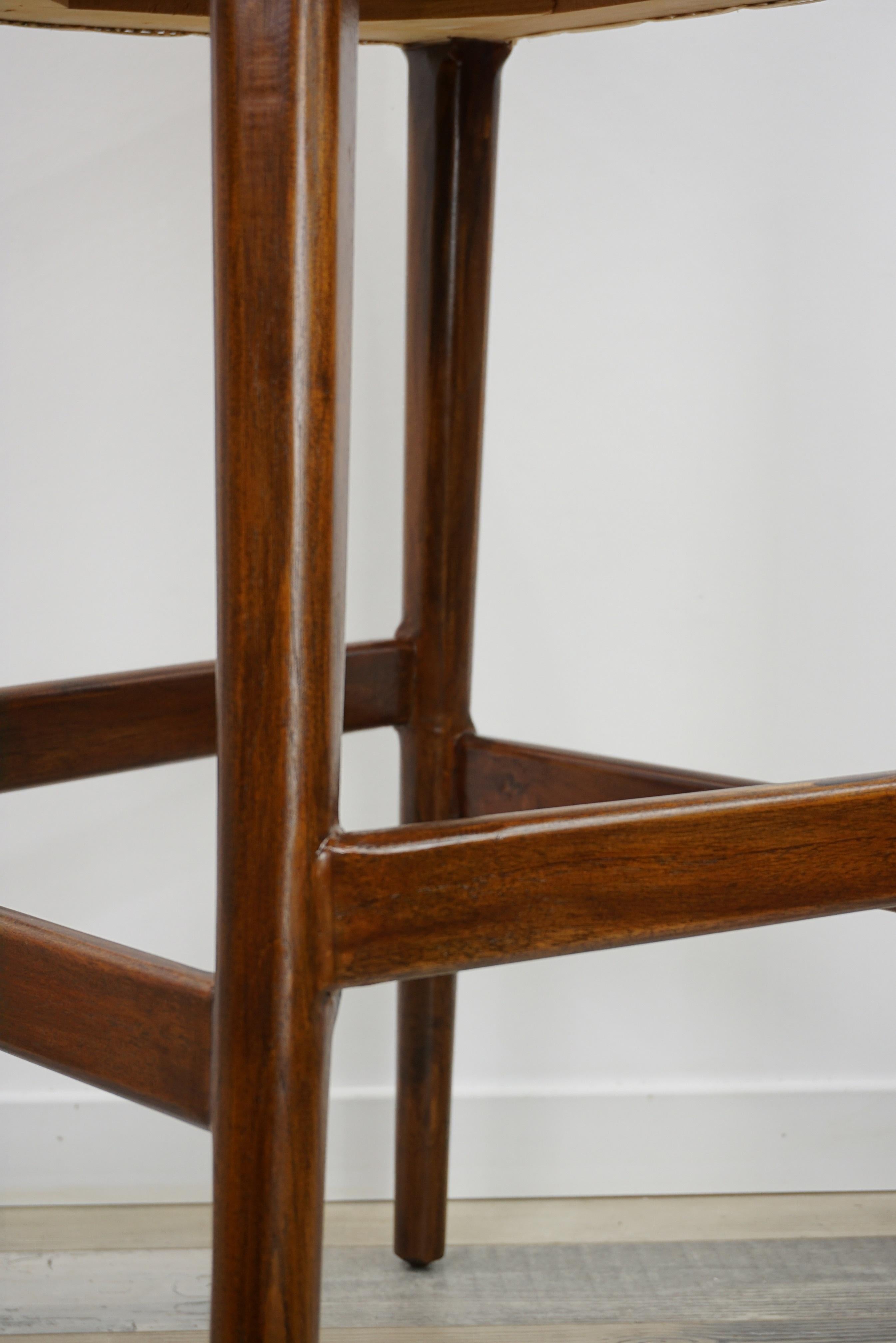 Sgabello da bar in legno e rattan dal design francese realizzato a mano 1