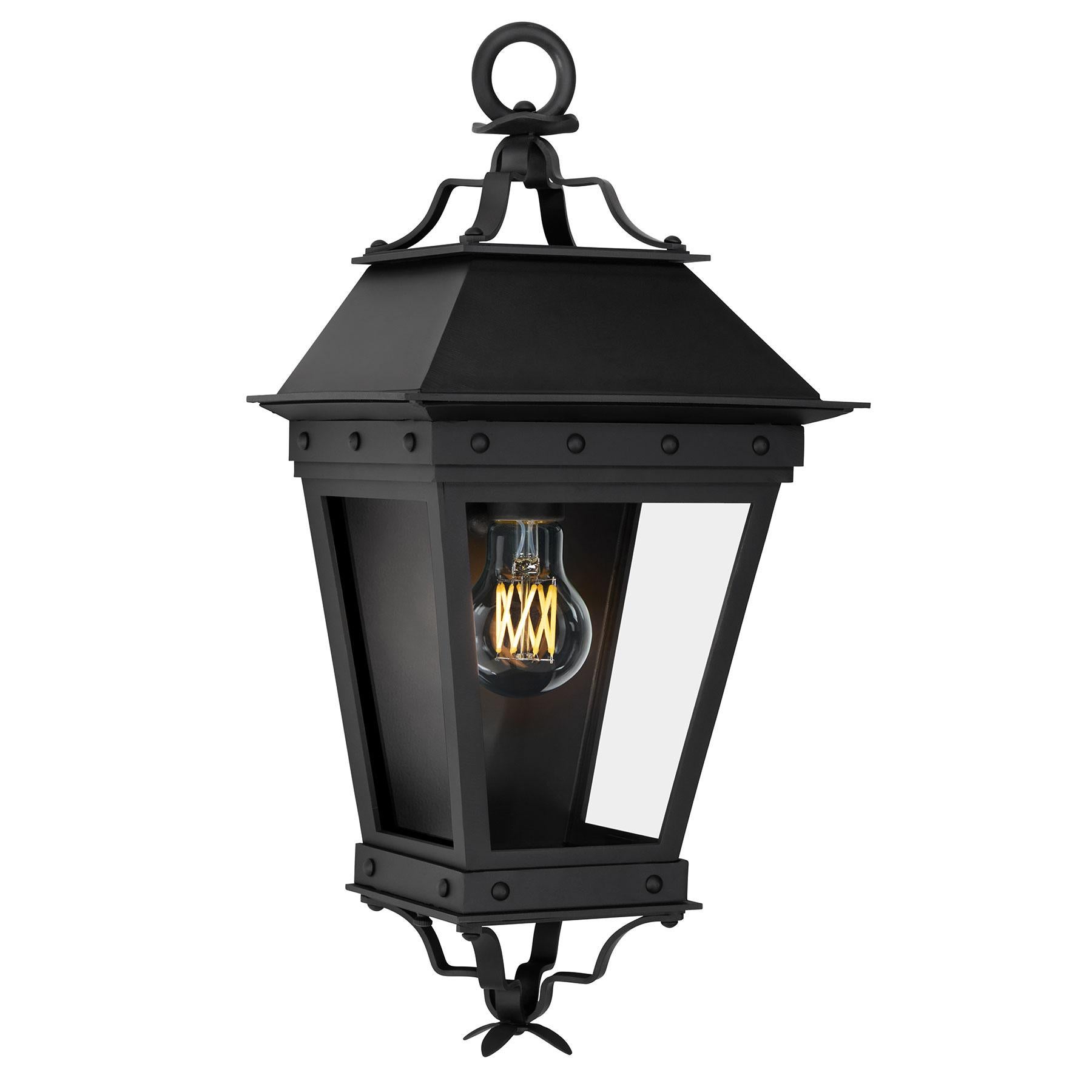 Realizzata a mano con la precisione di un cimelio, la Lanterna da parete della Provincia Francese celebra il design storico della lavorazione del ferro con un raffinato equilibrio architettonico. Ogni pezzo è realizzato a mano nel sud della