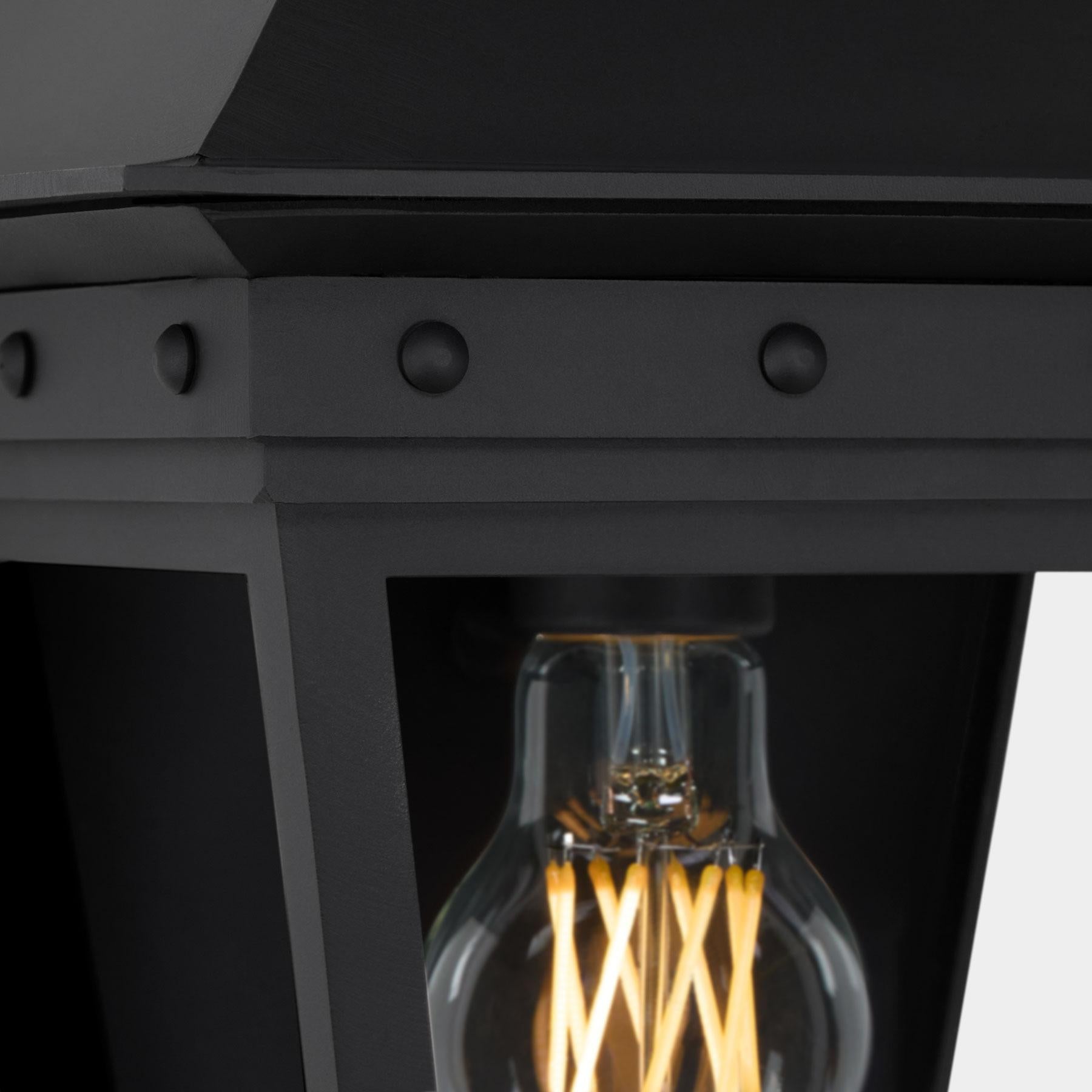 Forgiato Lanterna da parete artigianale in stile provinciale francese e coloniale spagnolo in vendita