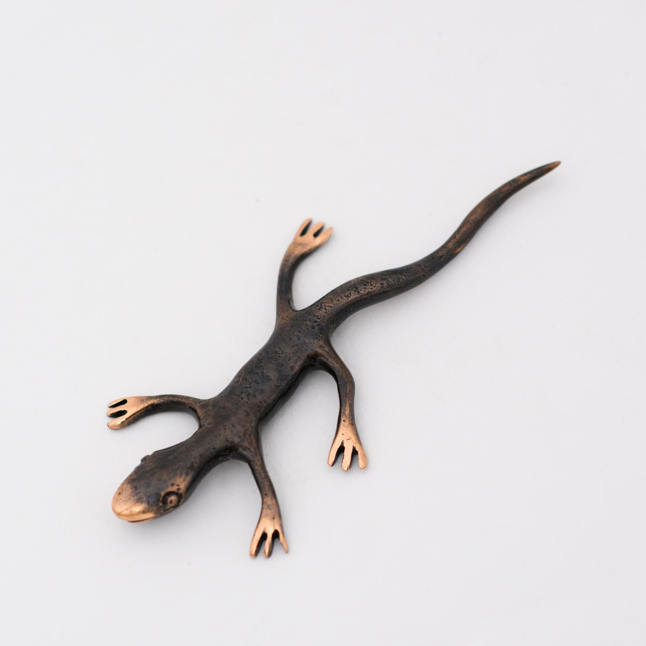 Schöner handgegossener patinierter Gecko-Briefbeschwerer aus Bronze. Die polierten Details an den Füßen des Geckos heben die charakteristische roségoldene Farbe der Bronze hervor.

Jeder dieser Geckos wird einzeln mit unglaublichen Details