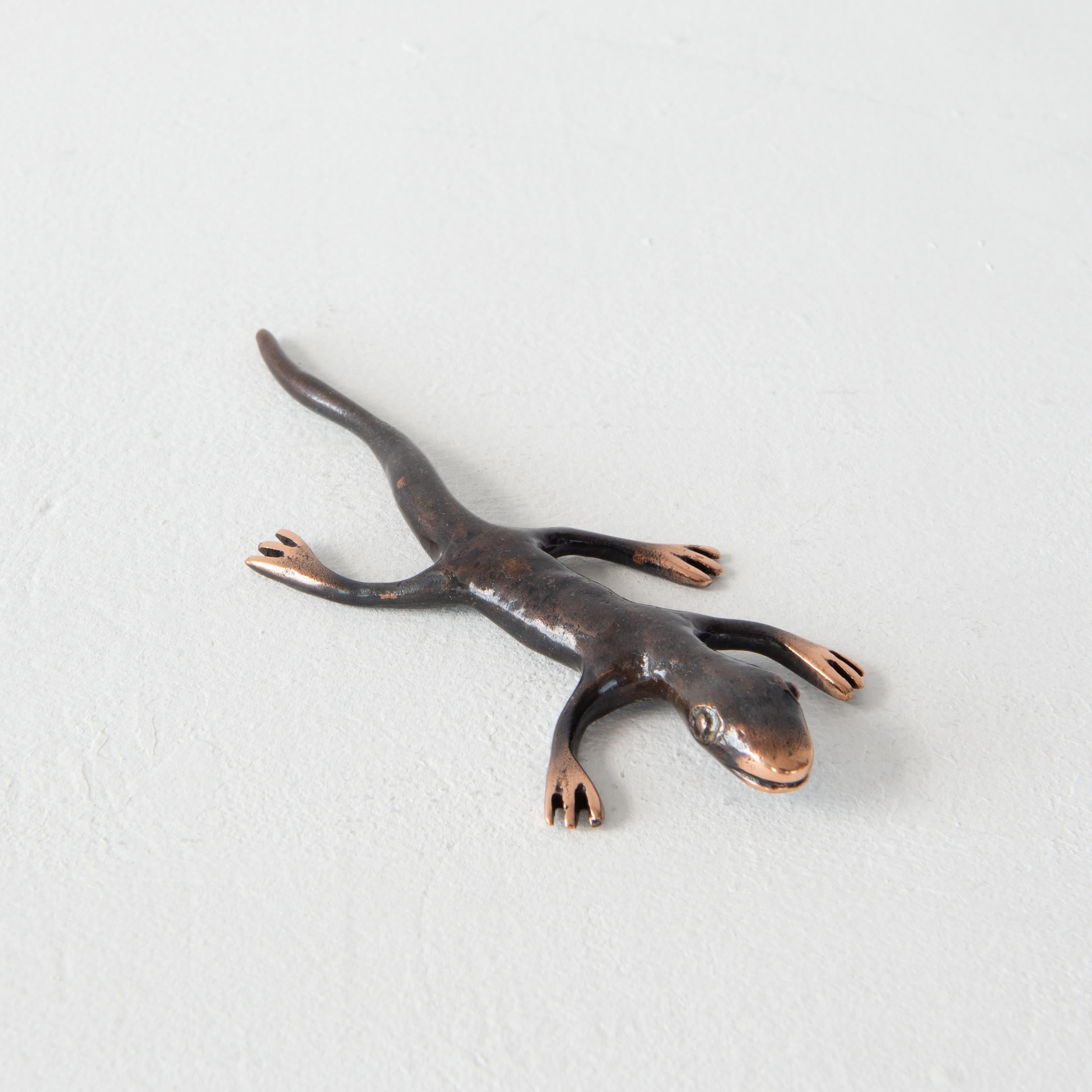 Indien Presse-papier décoratif Gecko en laiton, fabriqué à la main, patine bronze en vente
