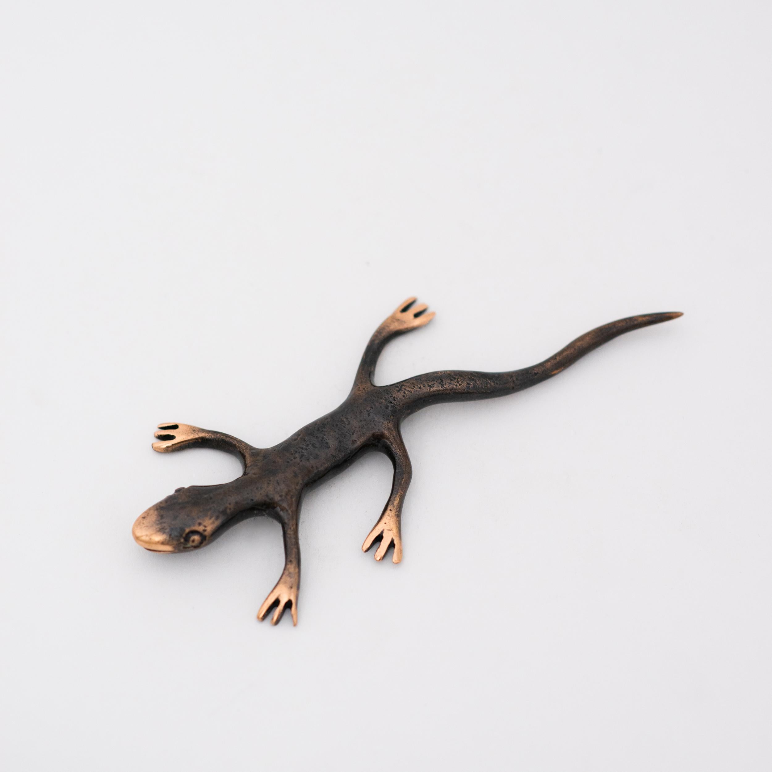 Handcrafted Brass Gecko Decorative Paperweight in Bronze Patina In New Condition For Sale In London, GB