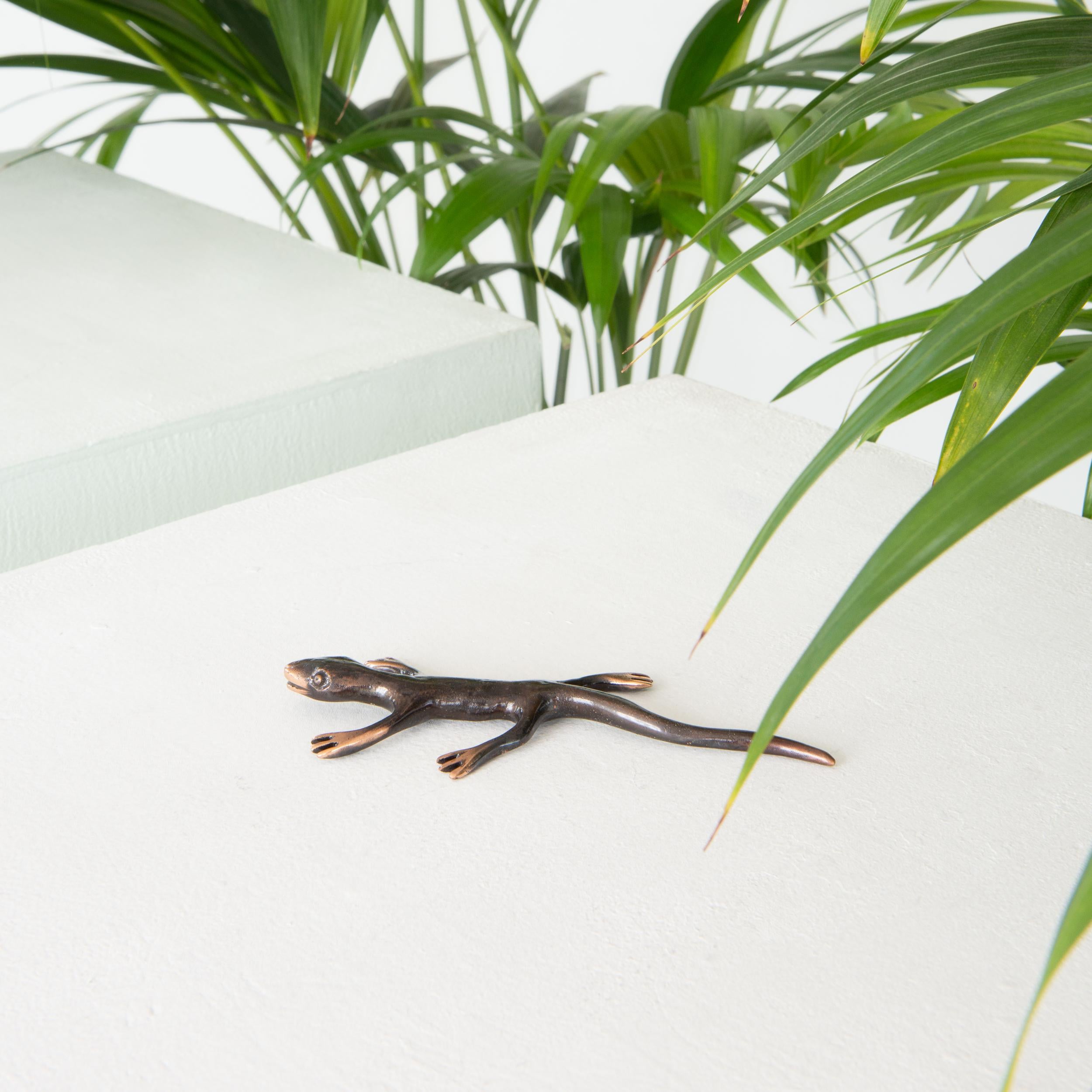 XXIe siècle et contemporain Presse-papier décoratif Gecko en laiton, fabriqué à la main, patine bronze en vente
