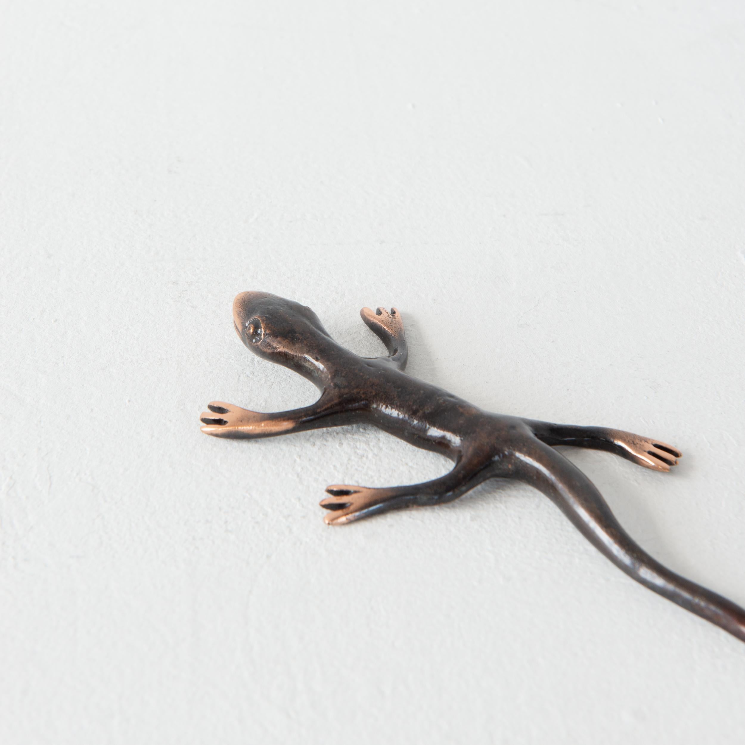 Handgefertigter Gecko-Deko-Briefbeschwerer aus Messing in Bronze-Patina im Angebot 1