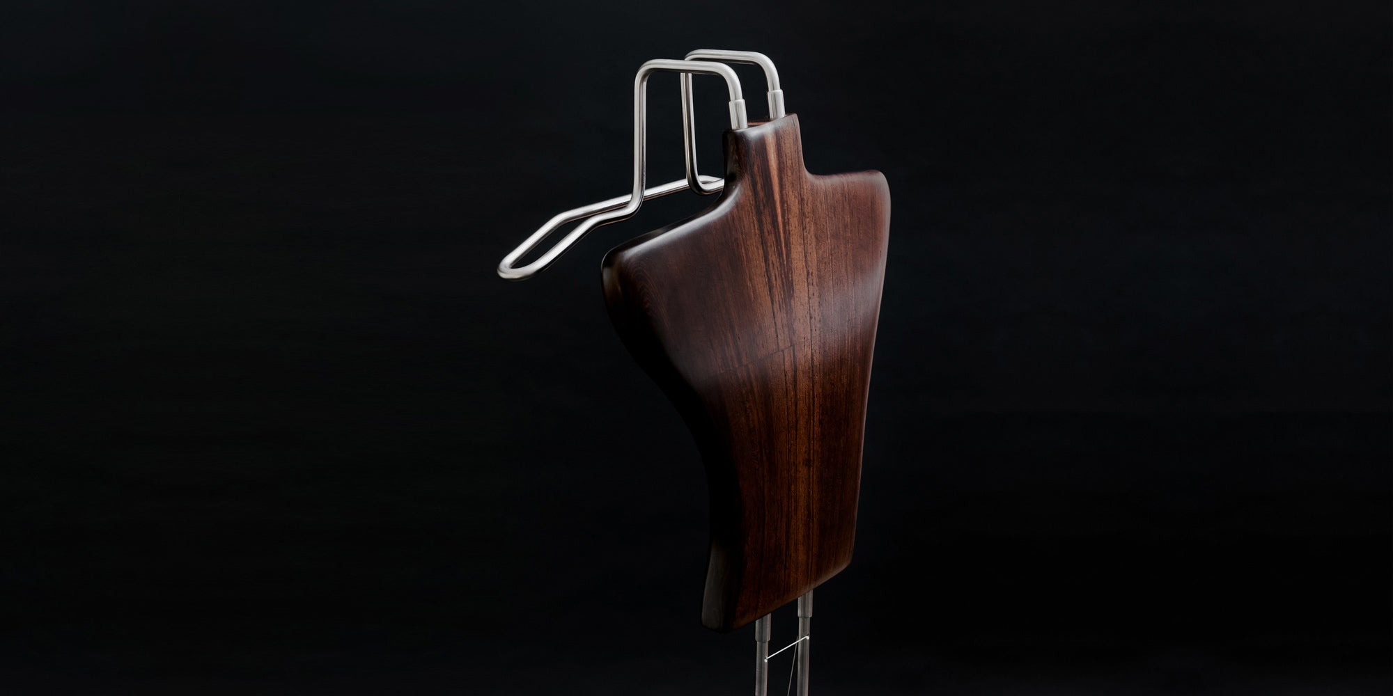 Clothes hanger - Butler is a combination of the best design and functionality. The Gentleman's Retainer is designed for interior spaces as a practical object that allows for the planning of outfits in order to fully preserve their original shapes,
