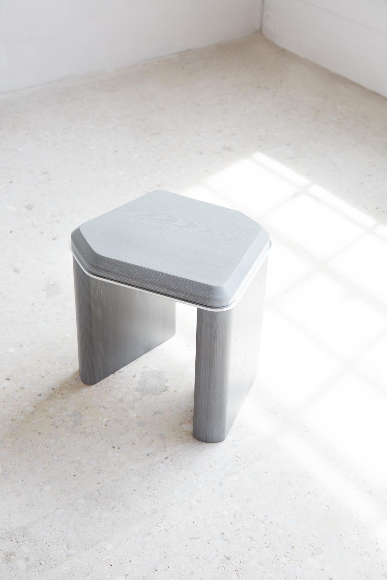 Canadien Table d'appoint géométrique fabriquée à la main en chêne gris et aluminium par Mary Ratcliffe Studio en vente