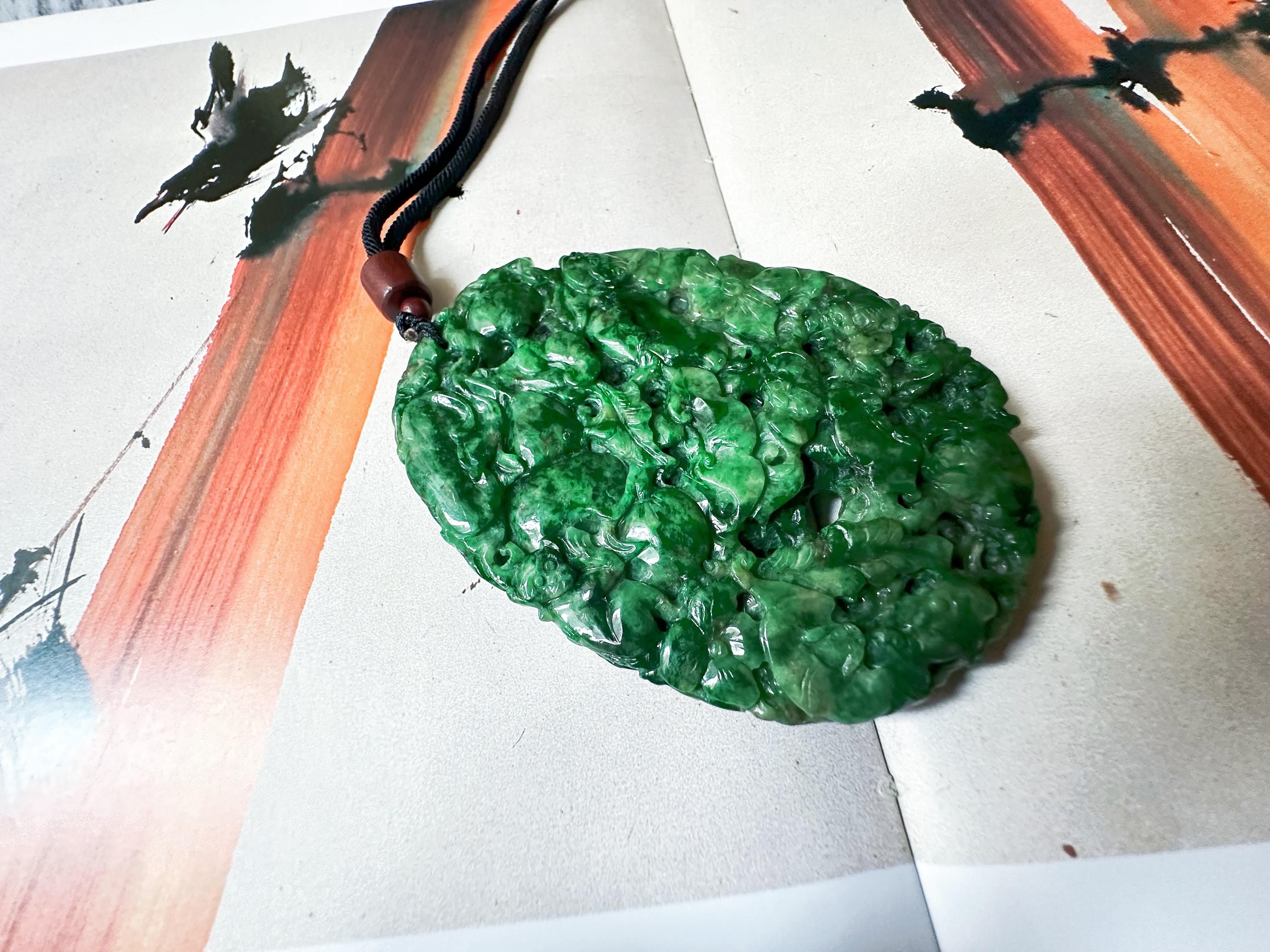 Pendentif géant en jade vert intense fabriqué à la main  Ruyi sculpté artisanalement, pêche en vente 4