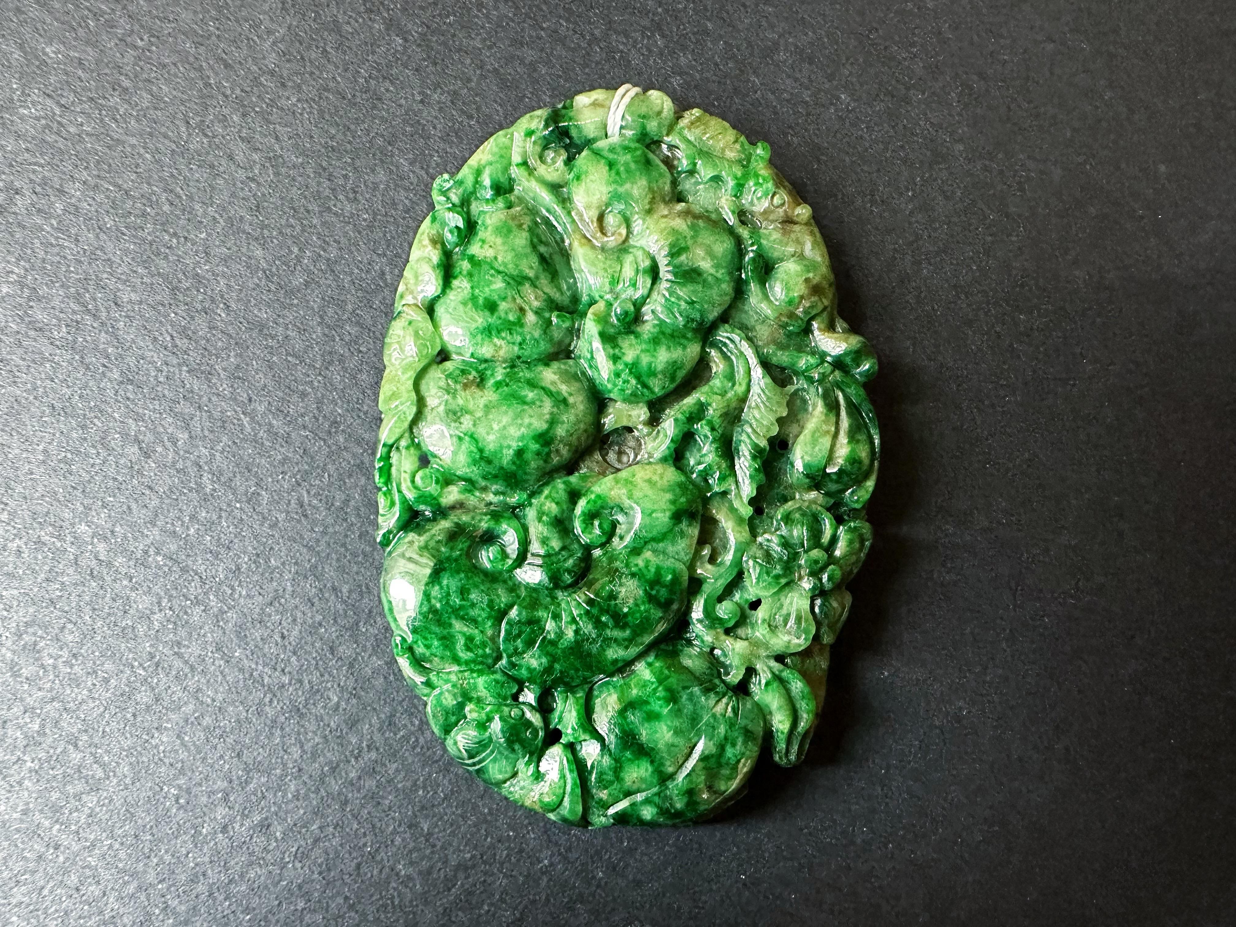 Pendentif géant en jade vert intense fabriqué à la main  Ruyi sculpté artisanalement, pêche en vente 4