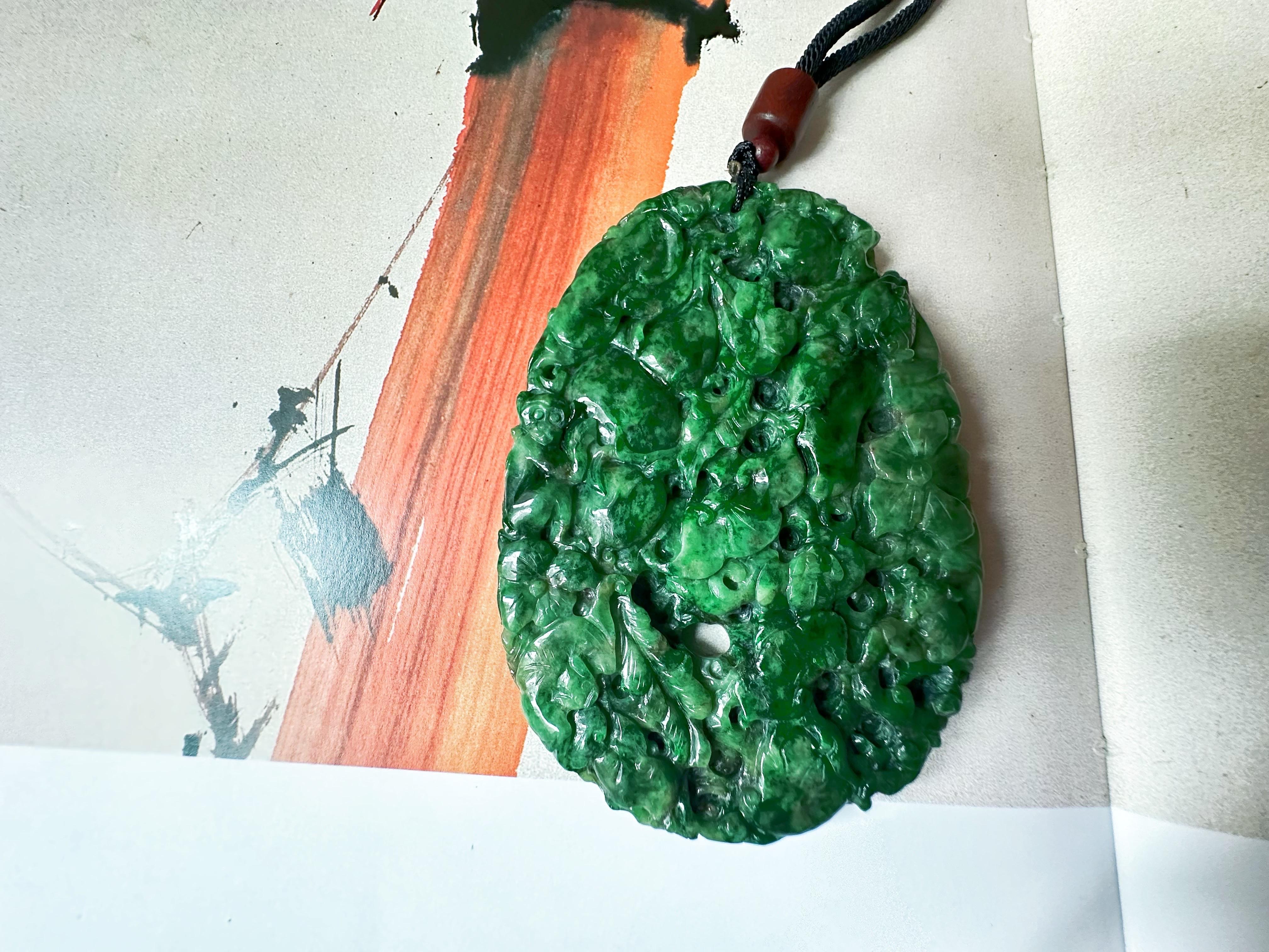 Pendentif géant en jade vert intense fabriqué à la main  Ruyi sculpté artisanalement, pêche en vente 5