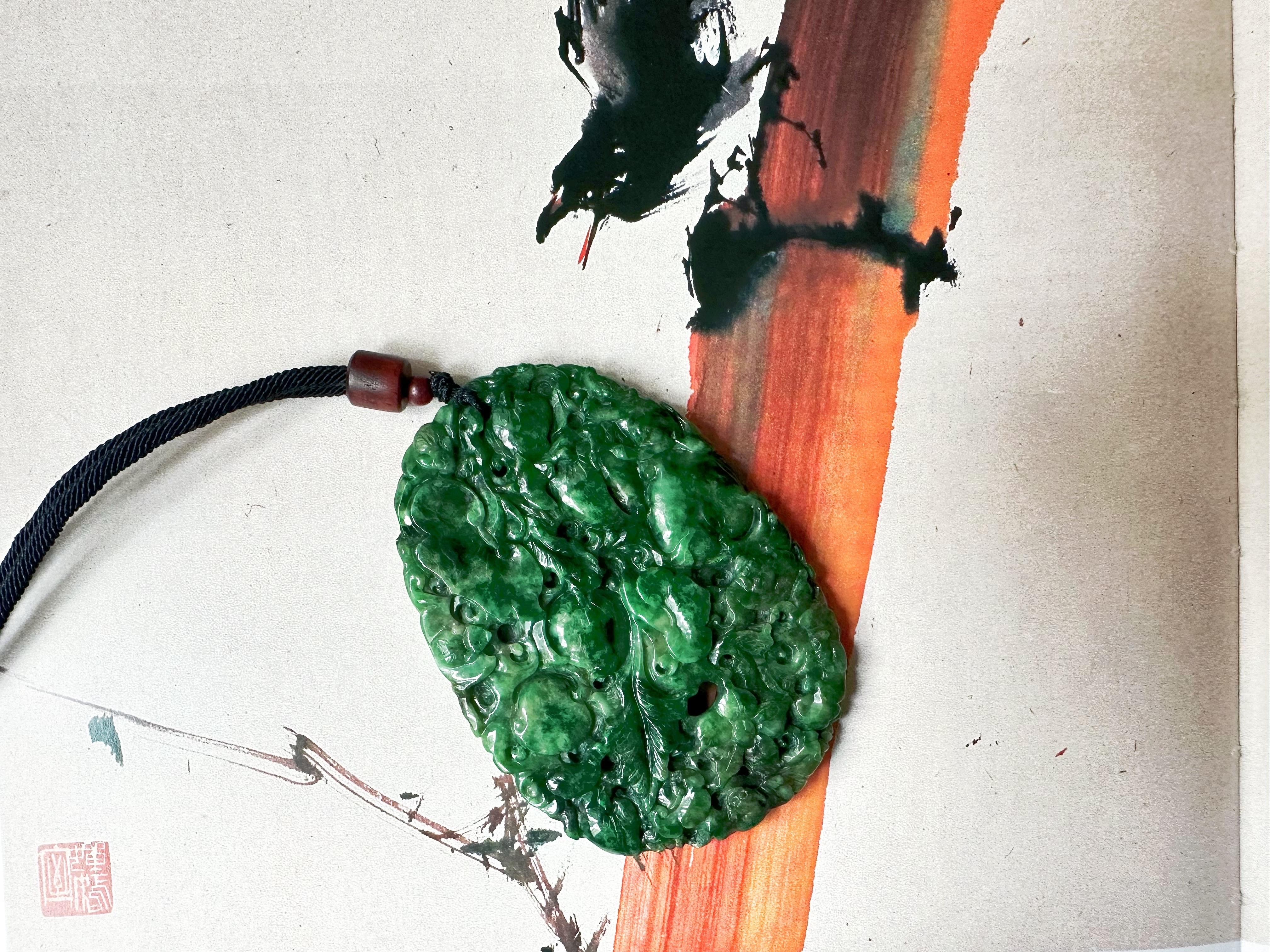 Pendentif géant en jade vert intense fabriqué à la main  Ruyi sculpté artisanalement, pêche en vente 6